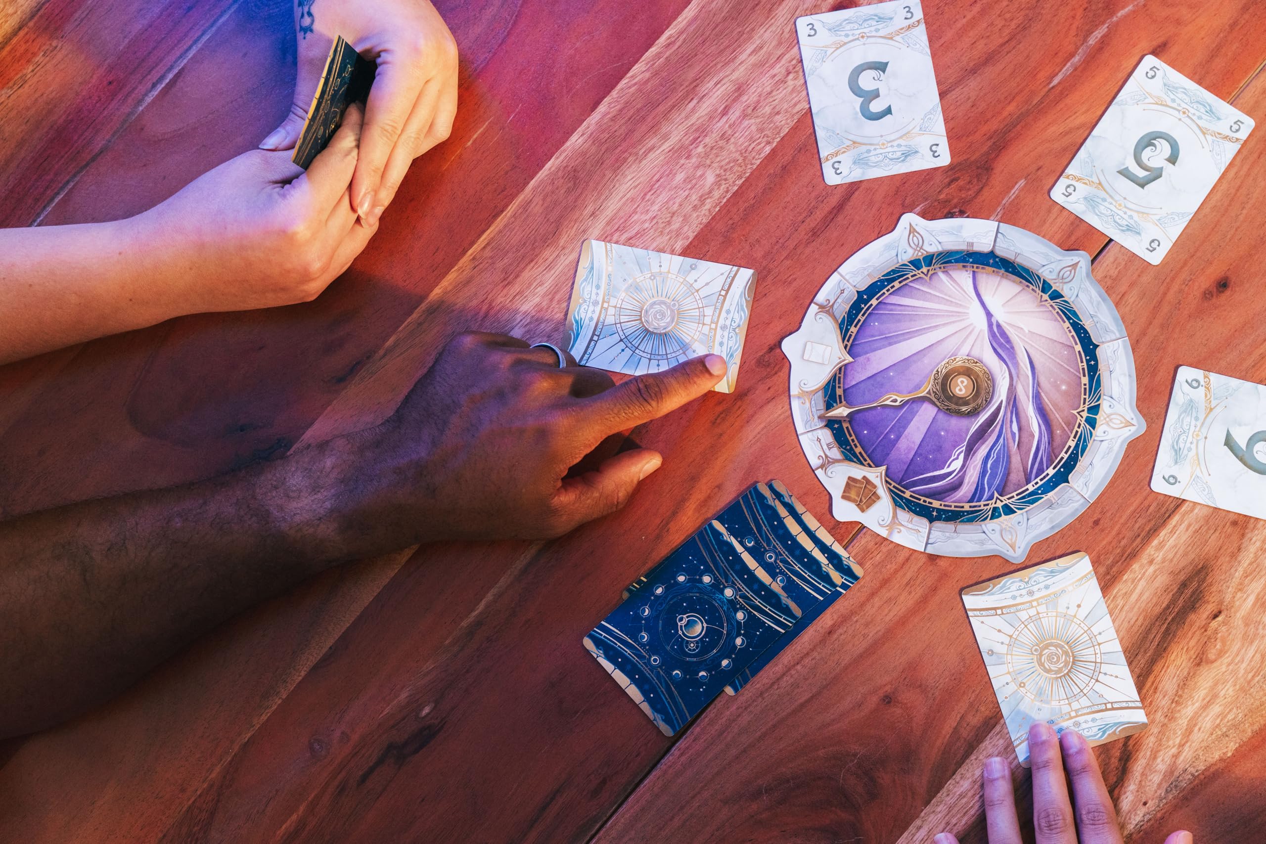 Libellud, Take Time, DE-Version, Kooperatives Deduktionsspiel für 2 bis 4 Spieler ab 10 Jahren, Strategisches und dynamisches Spiel mit 30 Minuten Spielzeit pro Partie - Image 5