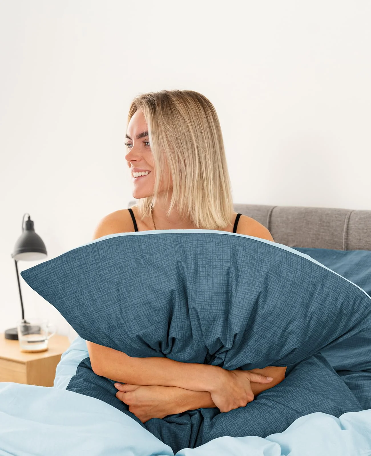 lionto dibea Renforcé-Wendebettwäsche aus 100% Baumwolle, 135x200 cm, Kissenbezug 80x80 cm, 2-teilige Bettwäsche zu jeder Jahreszeit, pflegeleicht und formstabil, inkl. Oeko-TEX Zertifikat, blau - Image 3