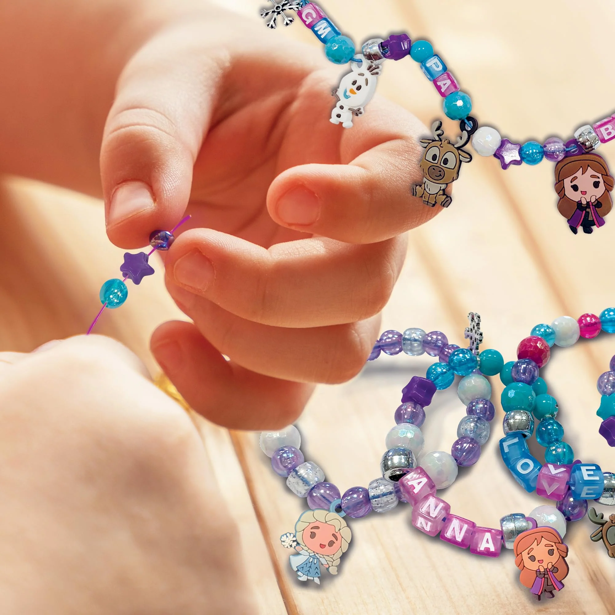 Lisciani - FROZEN: GEHEIMPERLEN-SET - Schmuckherstellungsset für Kinder ab 3 Jahren - Schatzkiste mit Schloss und Schlüssel - Bunte Perlen und Frozen Charms - Armbänder und Halsketten erstellen - Image 2