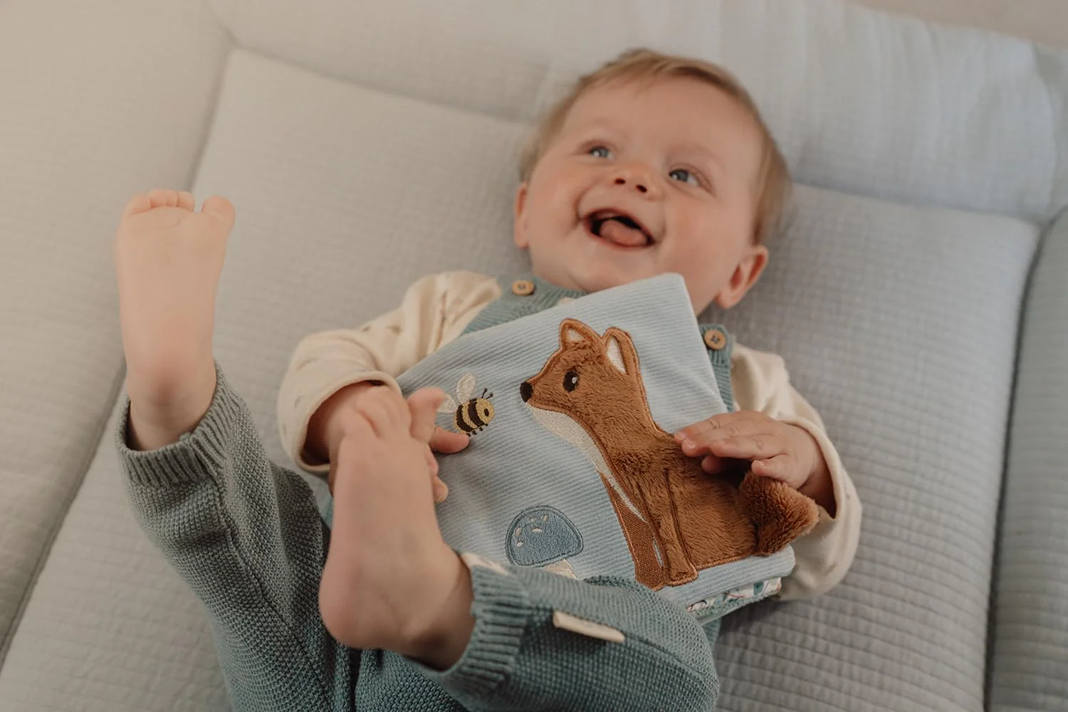 Little Dutch Fühlbuch Stoffbuch Babybuch aus weichem Stoff Aktivität, Entdecken und Knistern Fuchs blau - Forest Friends - Image 5