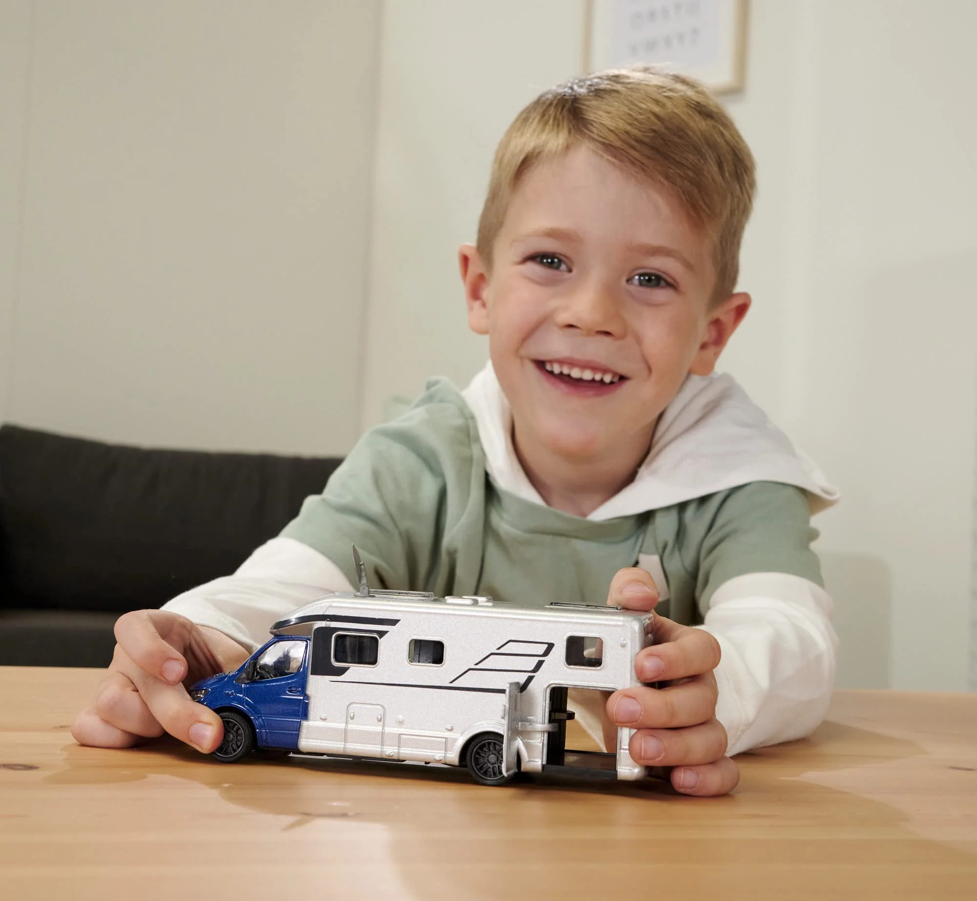 Majorette - HYMER B-Klasse MasterLine Wohnmobil - hochwertiger Camper als Modellfahrzeug, Spielzeug-Fahrzeug für Sammler und Kinder ab 3 Jahren - Image 7