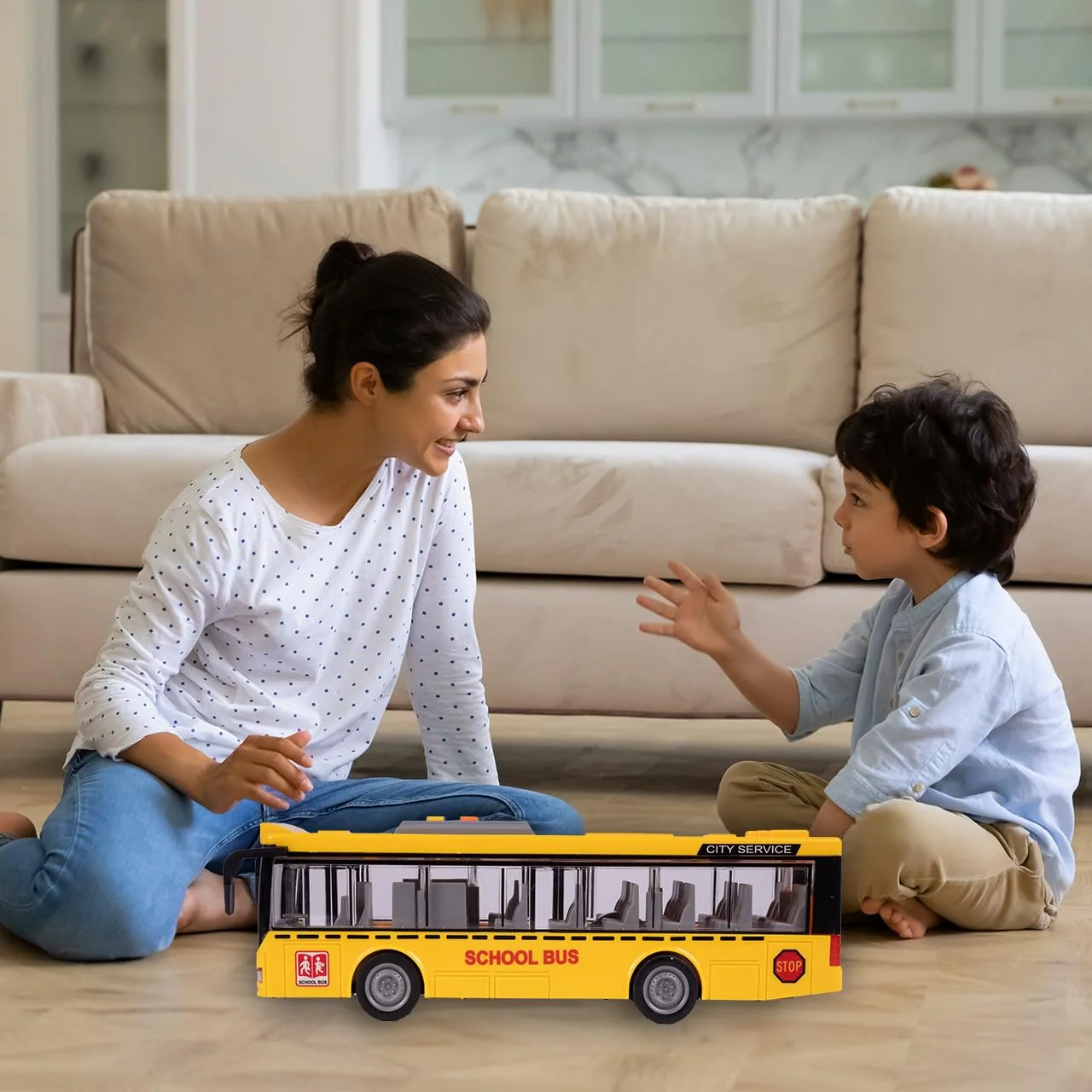 MalPlay Bus mit Fahrgeräuschen, Lichter und öffnen Türen | elektrischer Spielzeugbus 1:16 | Spielzeugauto | Kinder ab 3 Jahren - Image 3