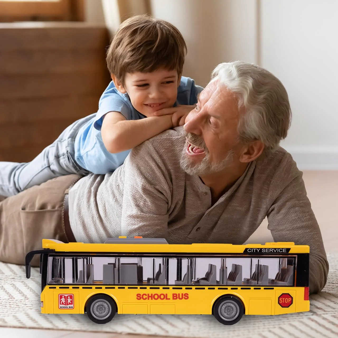 MalPlay Bus mit Fahrgeräuschen, Lichter und öffnen Türen | elektrischer Spielzeugbus 1:16 | Spielzeugauto | Kinder ab 3 Jahren - Image 4