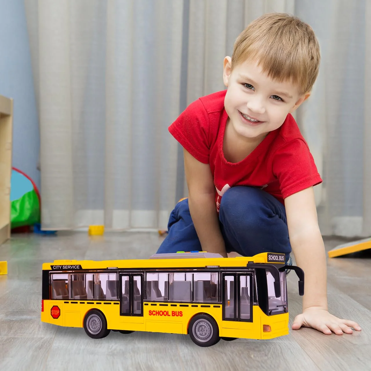 MalPlay Bus mit Fahrgeräuschen, Lichter und öffnen Türen | elektrischer Spielzeugbus 1:16 | Spielzeugauto | Kinder ab 3 Jahren - Image 6