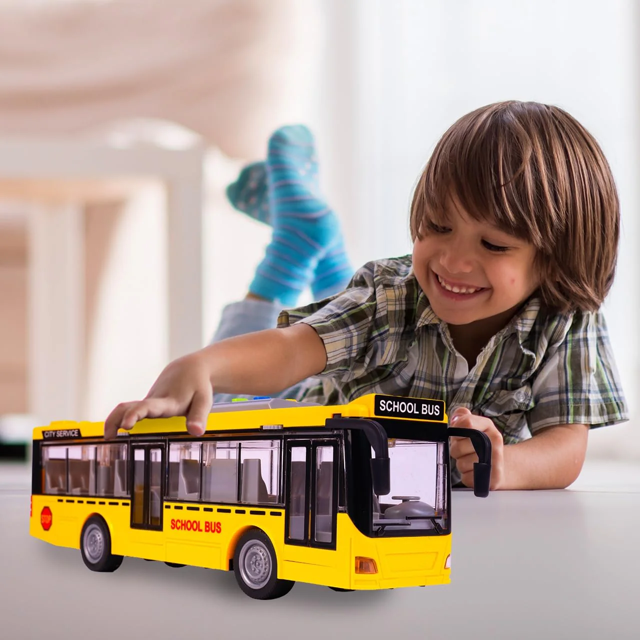 MalPlay Bus mit Fahrgeräuschen, Lichter und öffnen Türen | elektrischer Spielzeugbus 1:16 | Spielzeugauto | Kinder ab 3 Jahren - Image 9