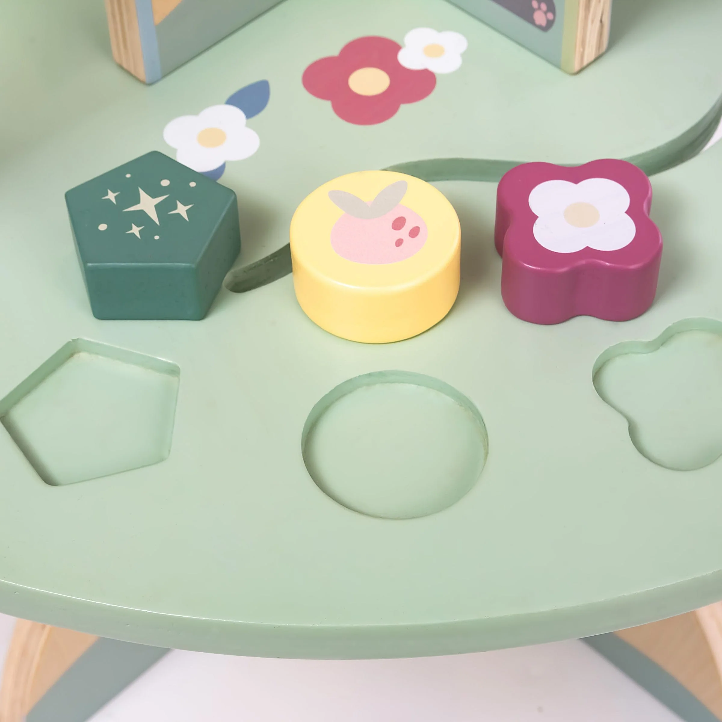 mamabrum Bildungstisch & Motoriktisch Holz für Kinder ab 12 Monaten – Aktivitätstisch mit Motorikschleife, Formensortierer, Abakus & Lernuhr – Montessori Lernspielzeug MAM195 - Image 5
