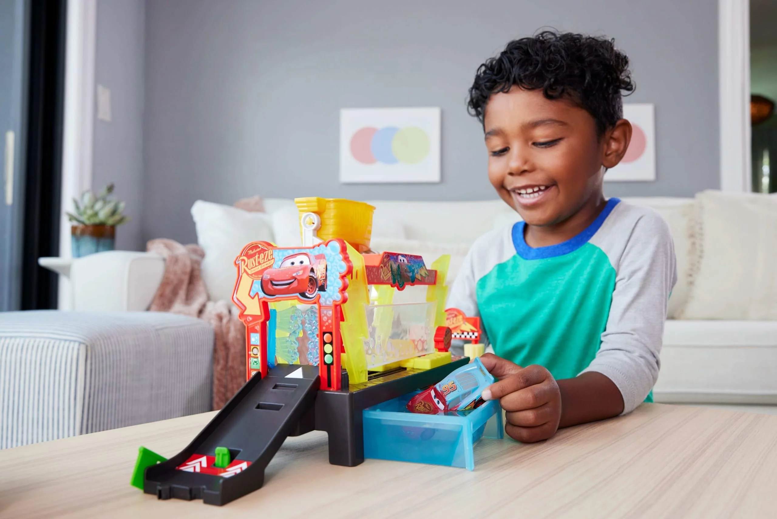 Mattel Disney Pixar Cars Autowaschanlagen-Spielset für Rennwagen mit Lightning McQueen-Spielzeugauto mit Farbwechseleffekt, ca. 50 cm lang, mit anderen Sets kombinierbar, JBM70 - Image 6