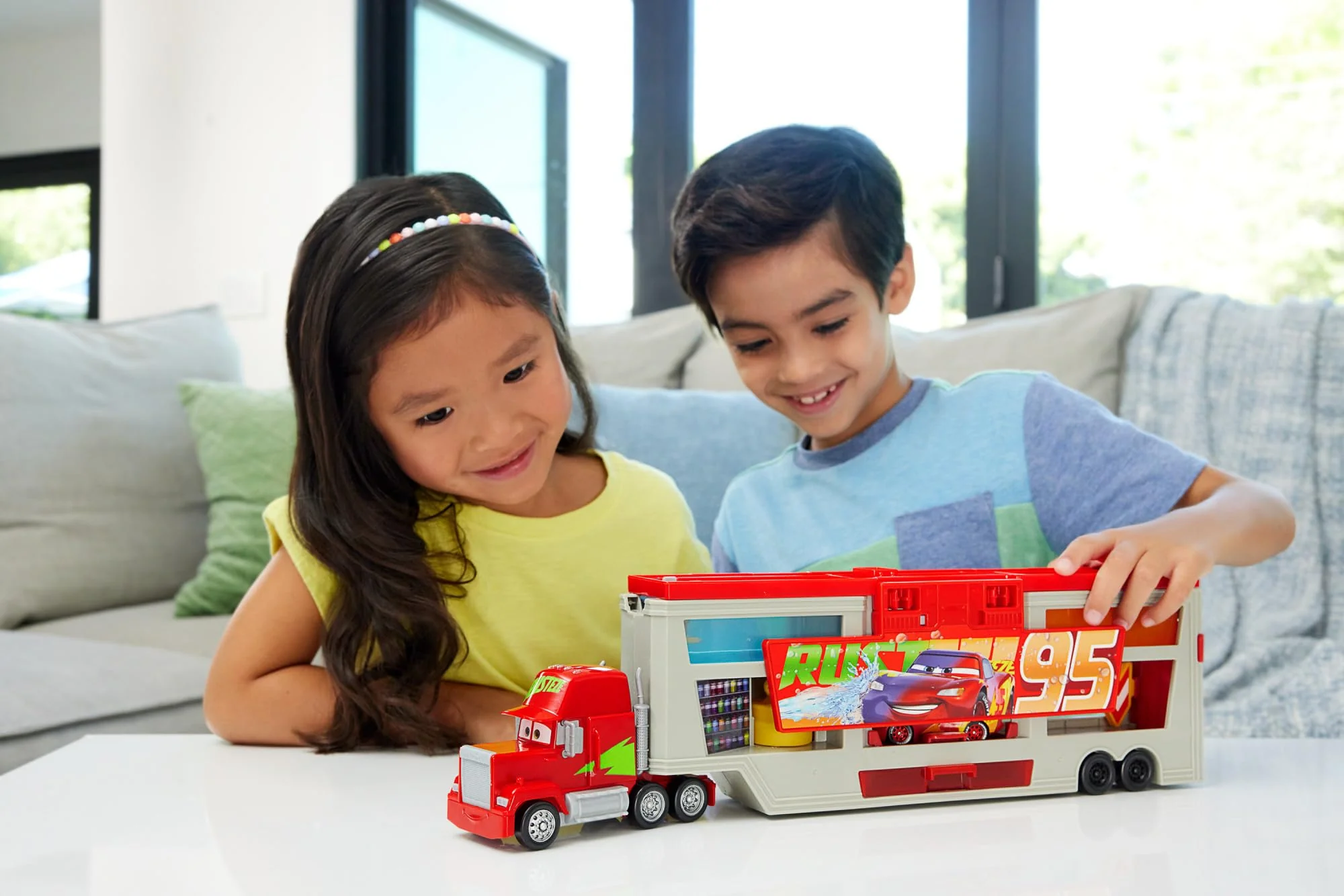 Mattel DISNEY Pixar Cars mobile Lackiererei Mack - Spielset mit Farbwechseleffekt, Lightning McQueen Spielzeugauto, Farbveränderung mit warmem und kaltem Wasser, für Kinder ab 4 Jahren, HPD82 - Image 6