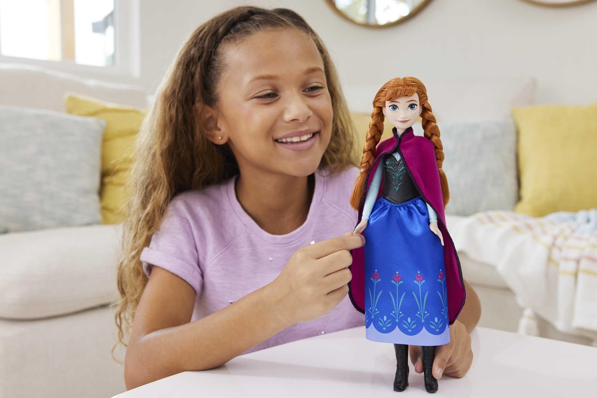 Mattel Disney Prinzessin Anna Puppe, Die Eiskönigin Puppe, kämmbare Haare, beweglich, im Reiseoutfit, abnehmbarer Umhang, Disney Geschenke, Spielzeug ab 3 Jahre, HLW49 - Image 6