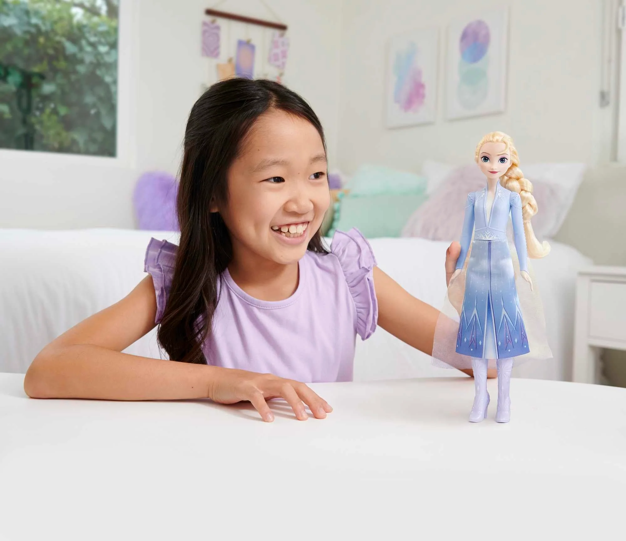 Mattel Disney Prinzessin Elsa Puppe, Die Eiskönigin Puppe im Reiseoutfit, kämmbare blonde Haare, beweglich, ausziehbarer Rock und Stiefel, Disney Geschenke, Spielzeug ab 3 Jahre, HLW48 - Image 6
