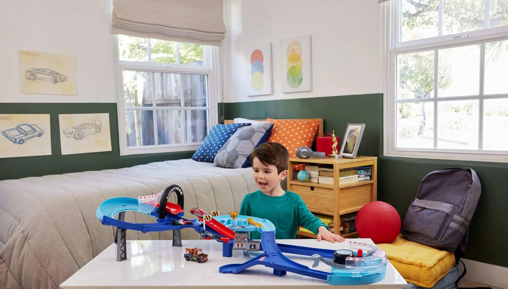 Mattel Disney und Pixar Cars Spielset mit 2 Spielzeugautos, Lightning McQueen und Francesco Bernoulli, GRC Sprung-Rennstrecke Trackset mit manuellem Beschleuniger, HXJ32 - Image 6