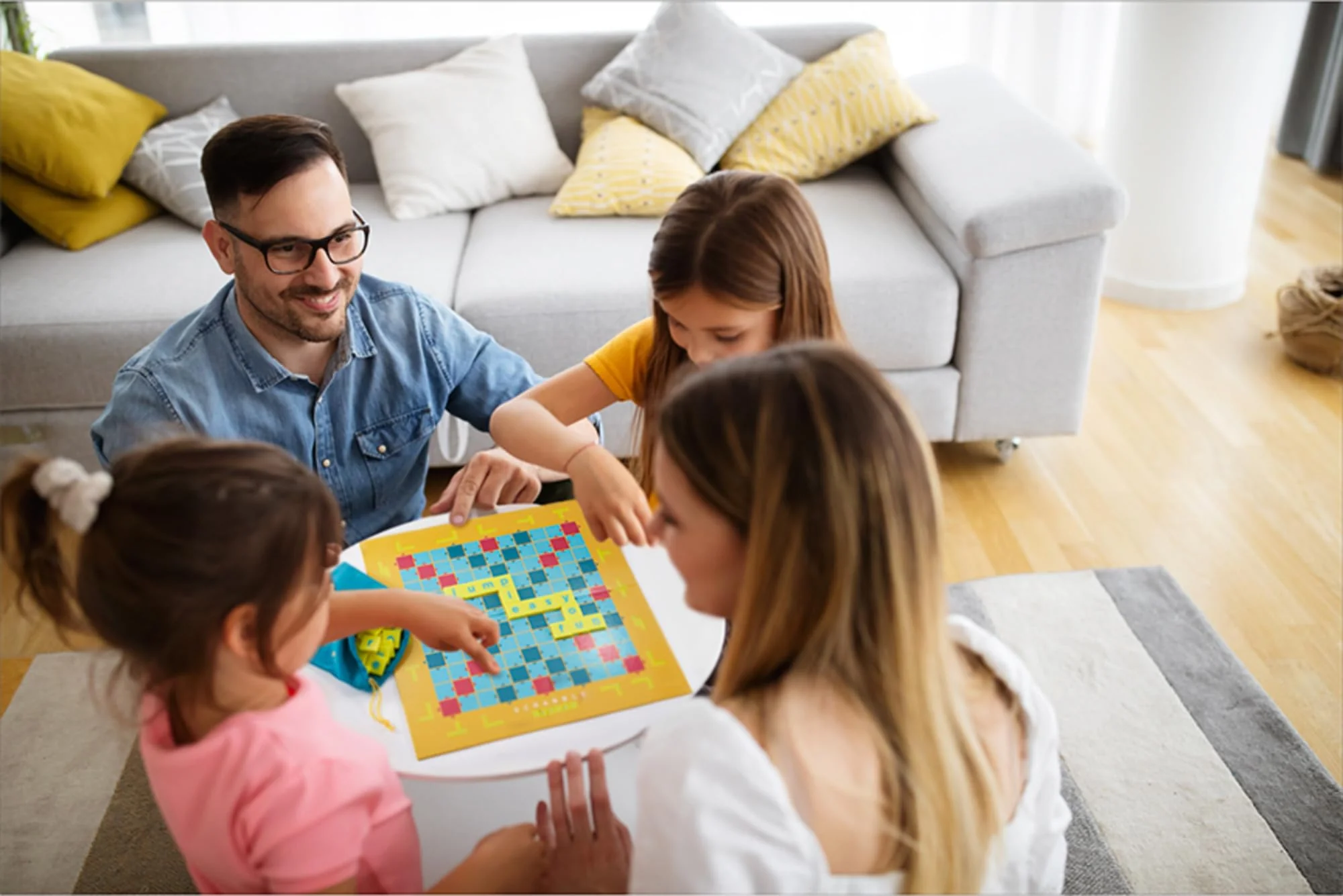 Mattel Games Scrabble Junior Wörterspiel und Kinderspiel, Kinderspiele Brettspiele geeignet für 2 - 4 Kinder ab 6 Jahren, Design kann variieren, Deutsche Version, Y9670 - Image 6