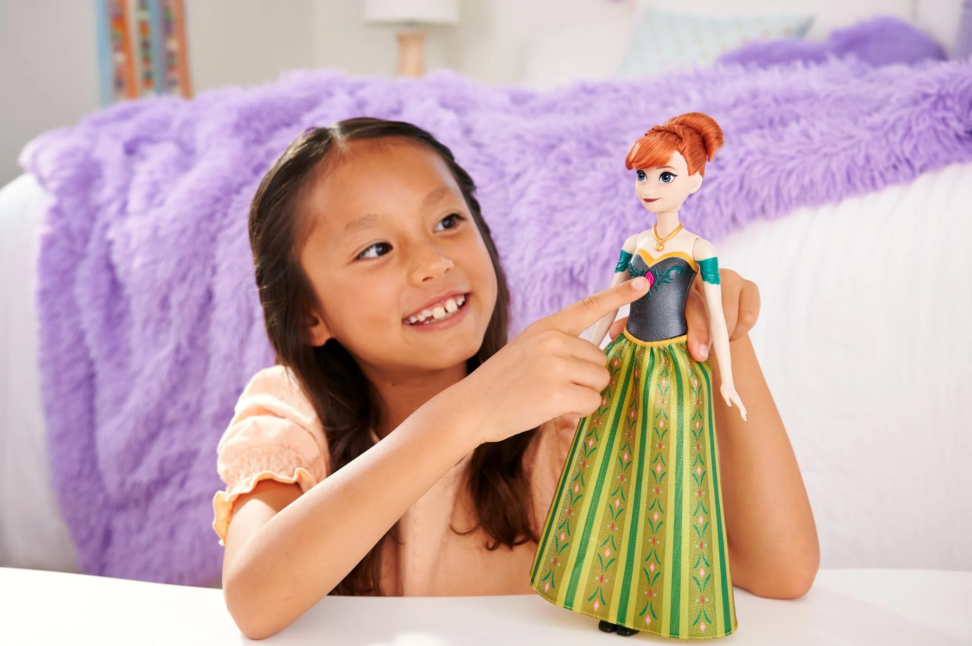 Mattel Spielzeuge aus Disney Die Eiskönigin' , Singende Anna-Modepuppe in charakteristischem Outfit, singt Zum ersten Mal' aus dem Disney-Film' in Englisch, Französisch, Deutsch, Italienisch, JDL59 - Image 6