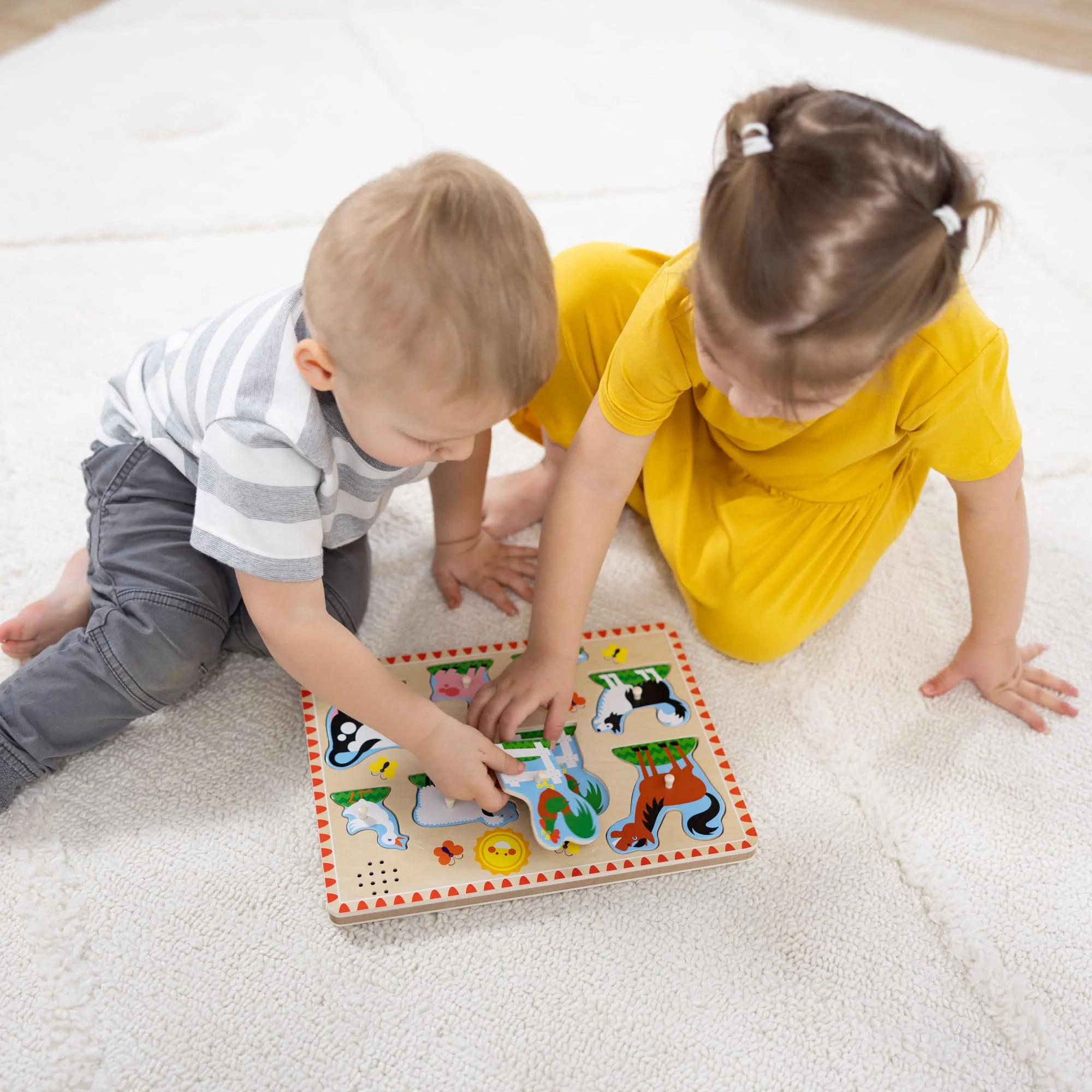 Melissa & Doug - Bauernhoftiere Sound Puzzle - 8-teiliges Steckpuzzle aus Holz mit Tieren und Sound-Effekten, fördert Motorik und Hörvermögen, ab 2 Jahren - Image 3