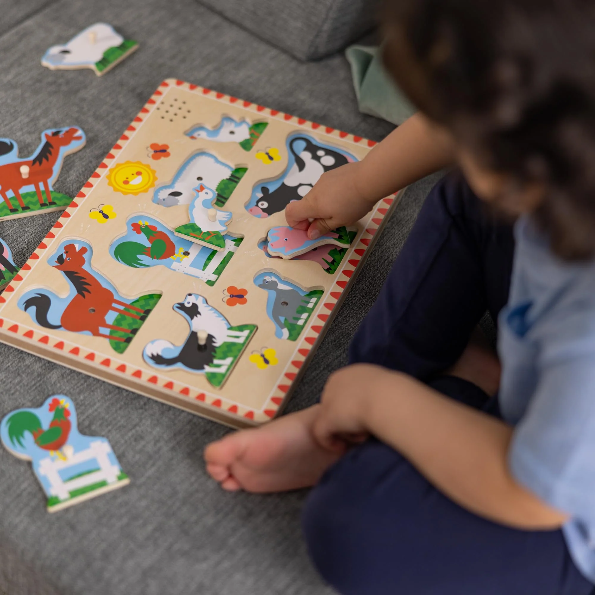 Melissa & Doug - Bauernhoftiere Sound Puzzle - 8-teiliges Steckpuzzle aus Holz mit Tieren und Sound-Effekten, fördert Motorik und Hörvermögen, ab 2 Jahren - Image 4