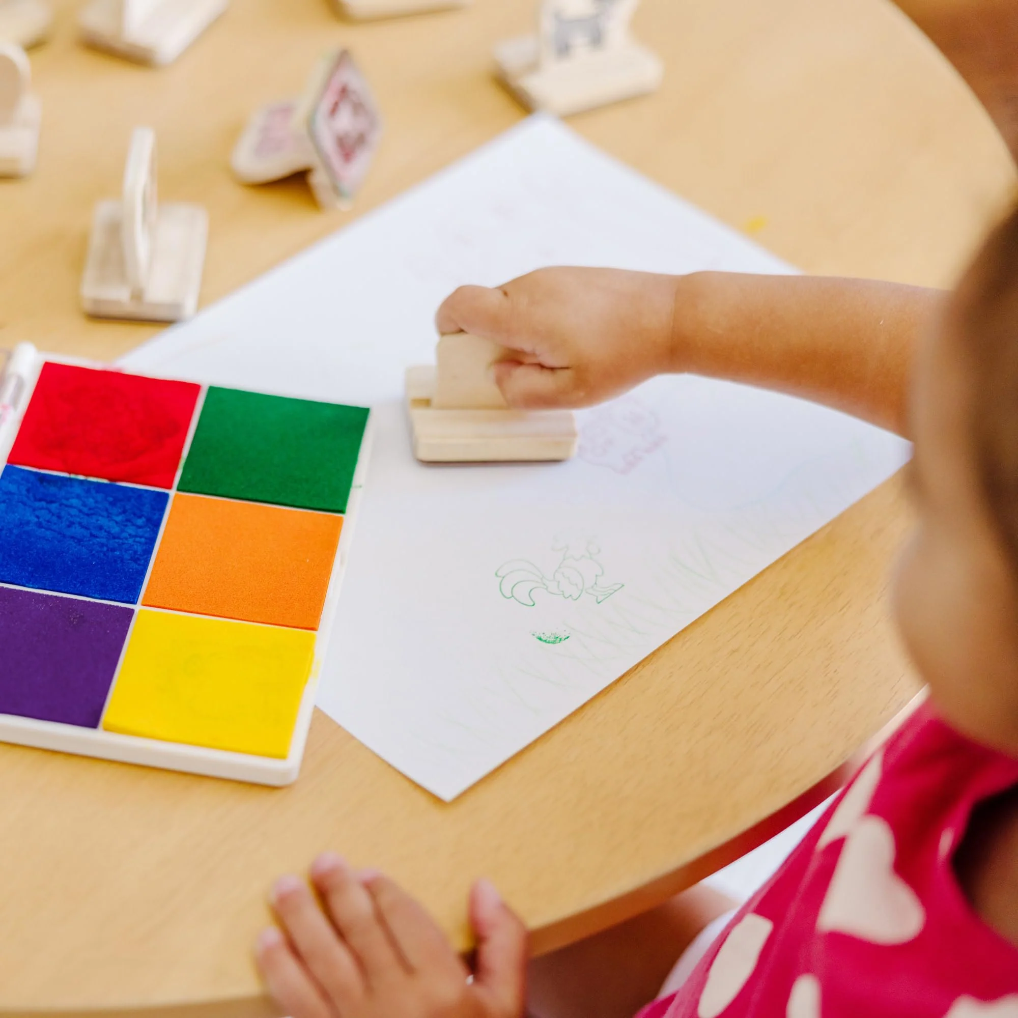 Melissa & Doug - Regenbogen-Stempelkissen, Mit 6 Farben auswaschbarer Tinte, Für Kinder ab 4 Jahren - Image 10