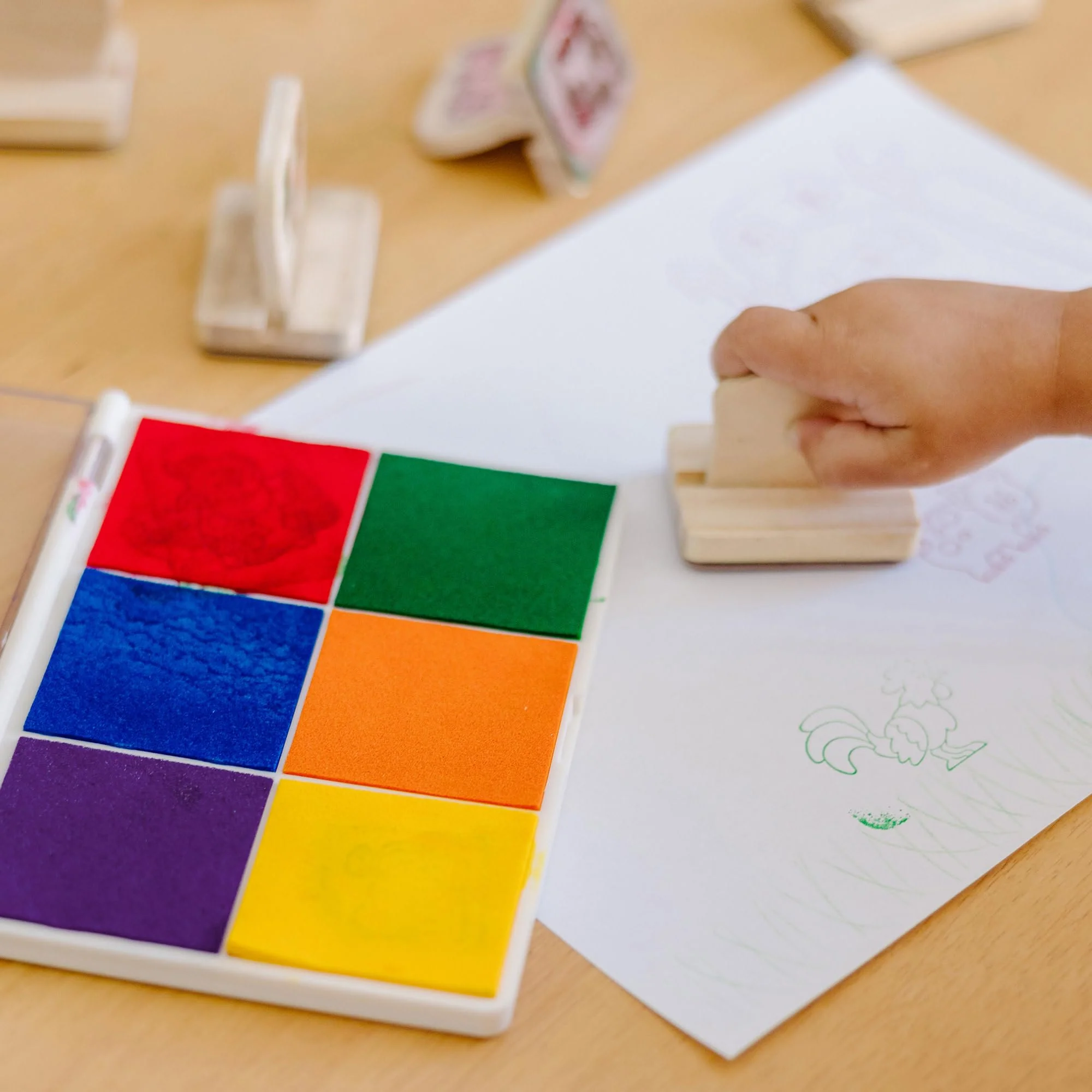 Melissa & Doug - Regenbogen-Stempelkissen, Mit 6 Farben auswaschbarer Tinte, Für Kinder ab 4 Jahren - Image 6