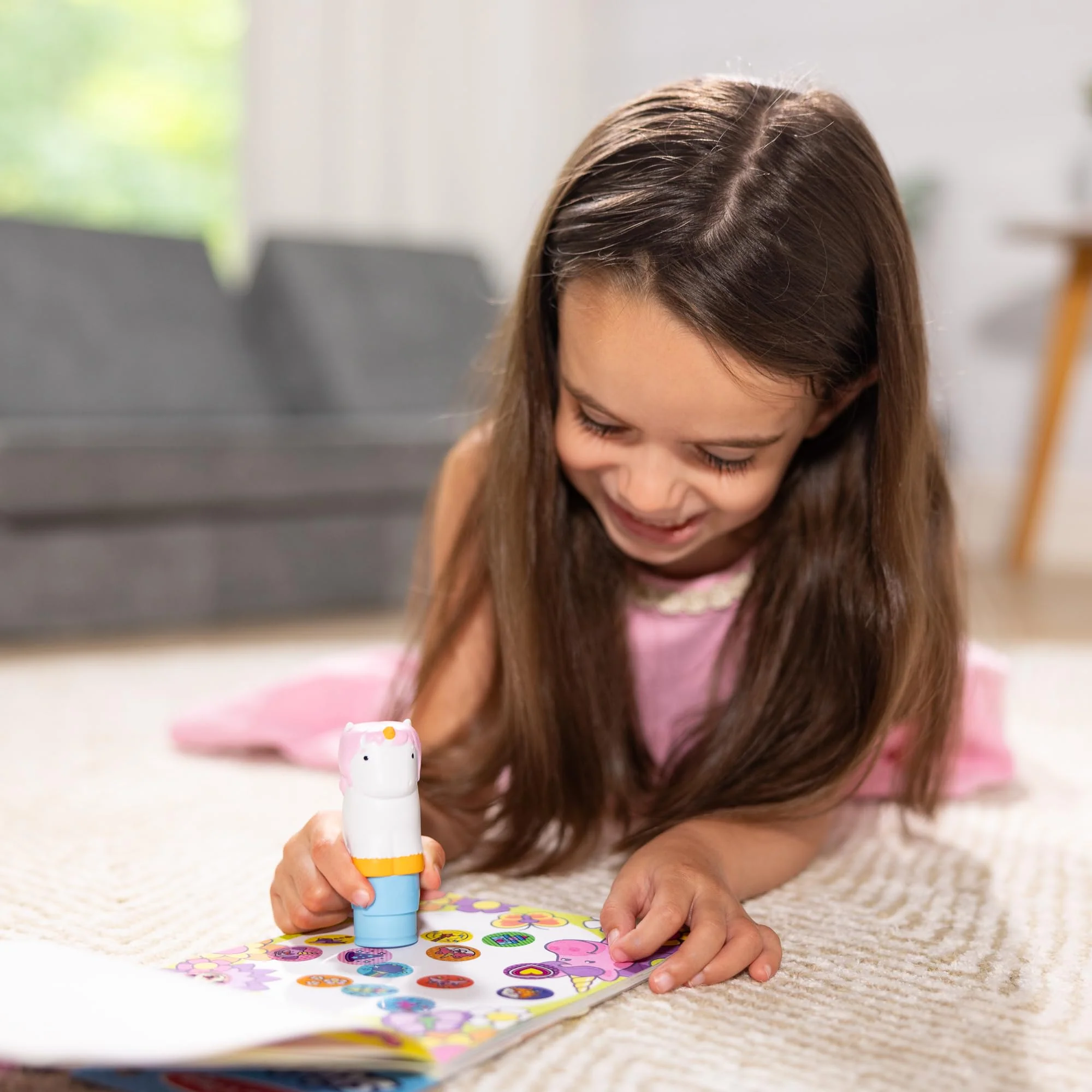 Melissa & Doug - Sticker Wow Stempel-Set Einhorn, Mit 300 Stickern, Nachfüllbarer Sticker-Stempel und 24-seitiger Aktivitätenblock, Für Kinder ab 3 Jahren - FSC zertifizierte - Image 6