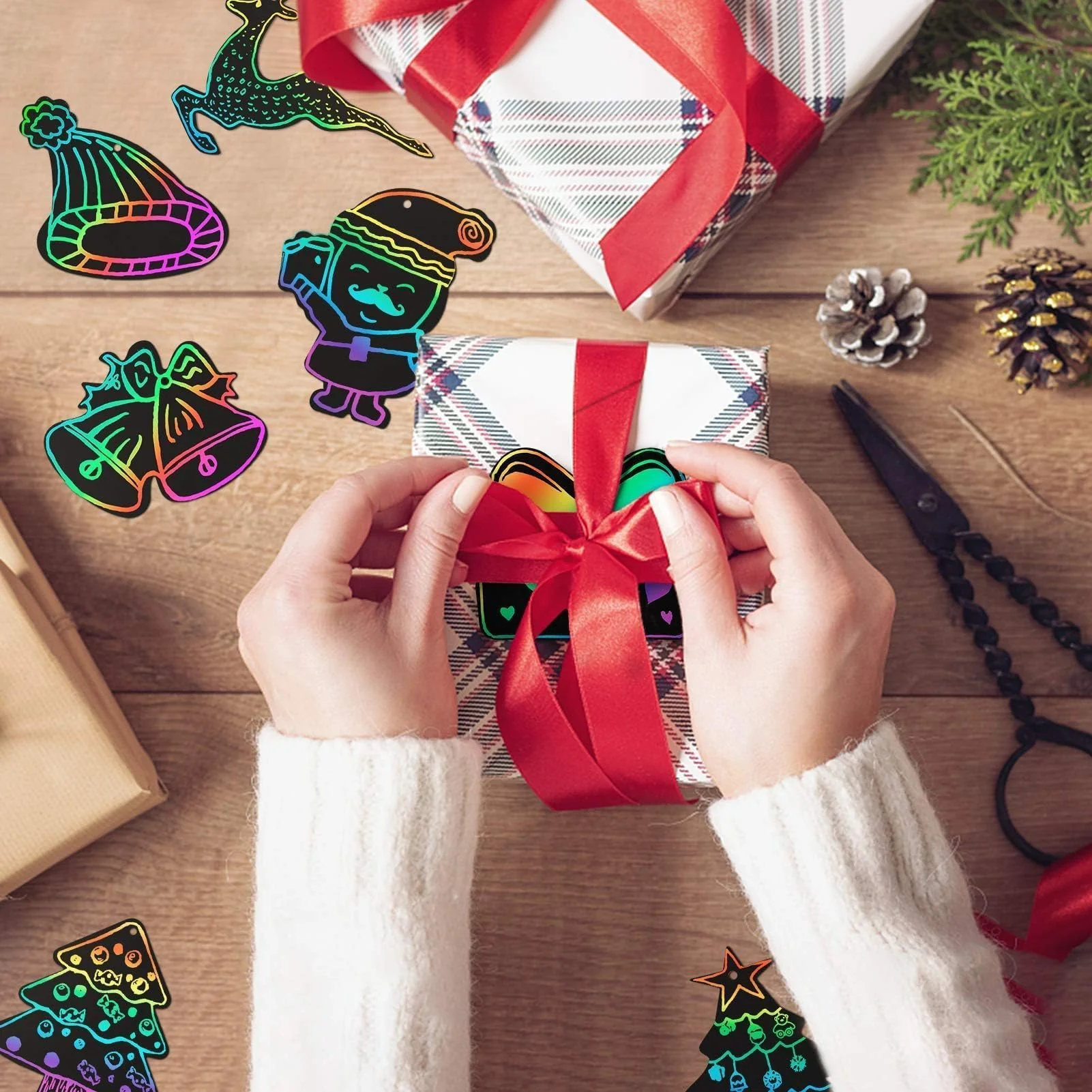 MELLIEX 48 Stück kratzbilder für kinder, Weihnachten Kratzpapier Regenbogen Scratch Art mit 48 Bändern und 20 Holzstiften für Kinder Basteln, Weihnachtsan Geschenkan, Weihnachtsbaumschmuck - Image 5