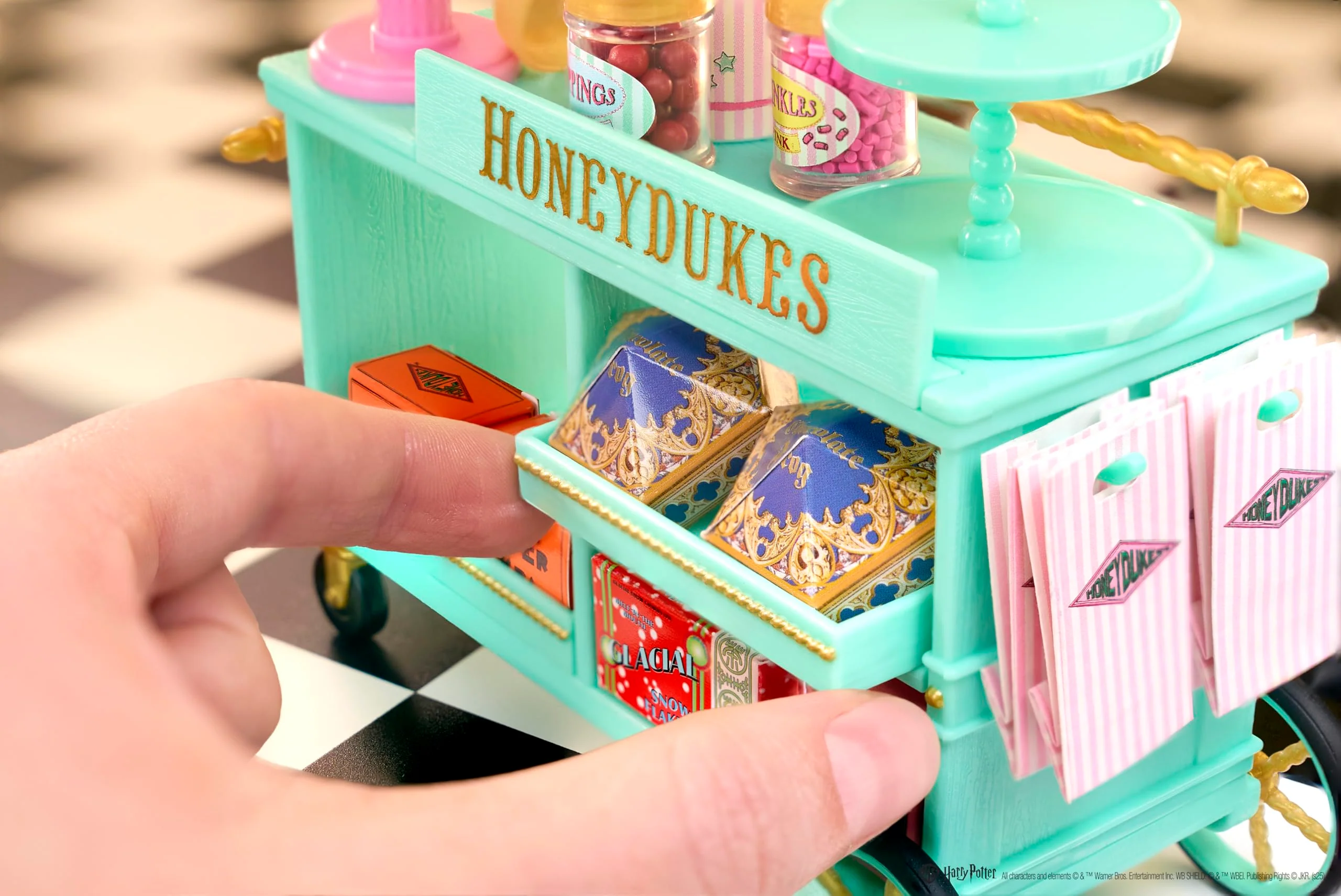 MGA's Miniverse Make It Mini Honeydukes Trolley- Harry Potter Mini-Sammlerstücke, 50+ Teile, Kunstharz-Bastelspiel, Nachgebildete Lebensmittel, Für Sammler & Kinder ab 8, Nicht ESSBAR - Image 4