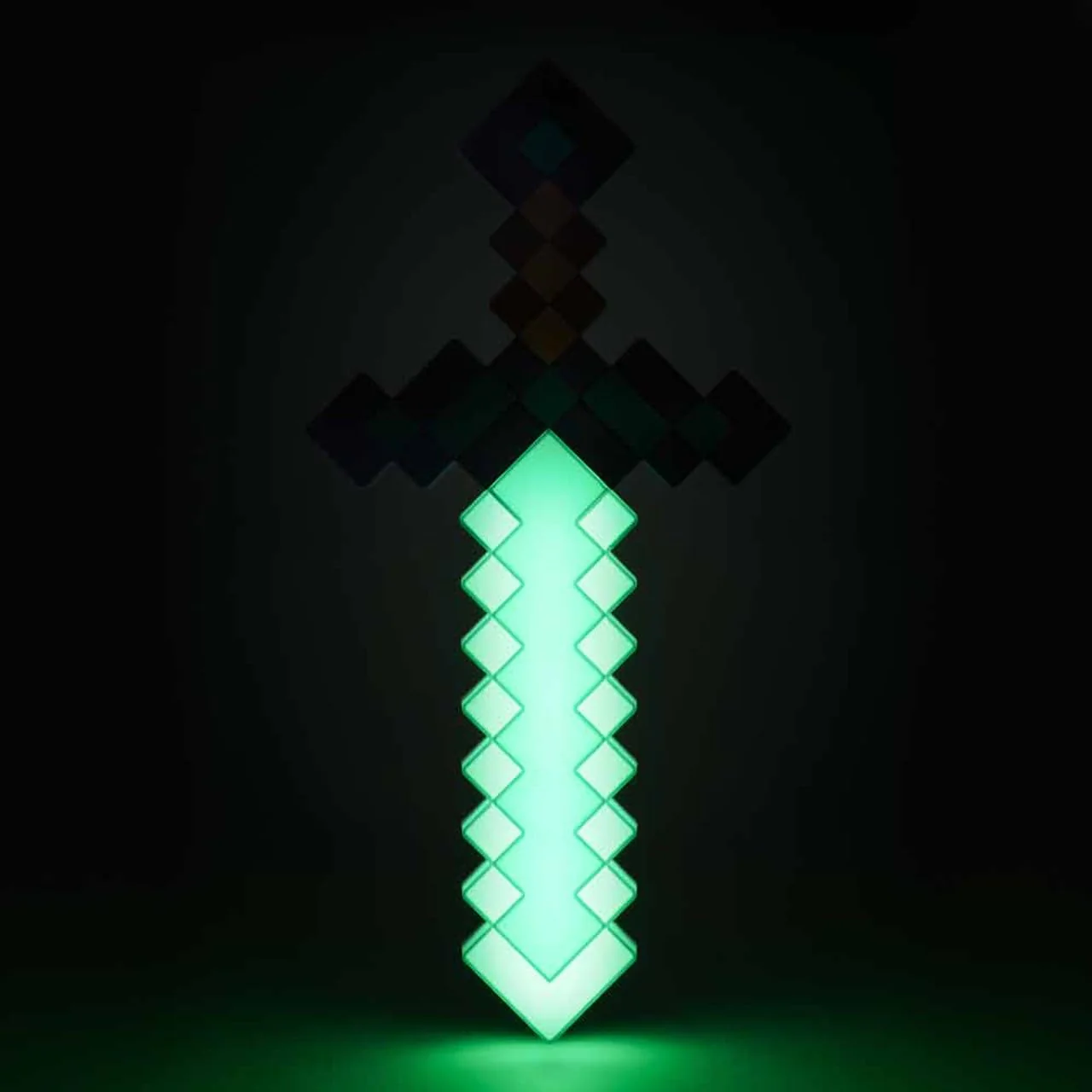 Minecraft Diamantschwert Licht - Offiziell lizenziertes Merchandise, 3 dynamische Lichtmodi mit Sound-Reaktion, Gamer-Raum-Dekor & Sammlerstück, USB- oder batteriebetrieben - Image 4