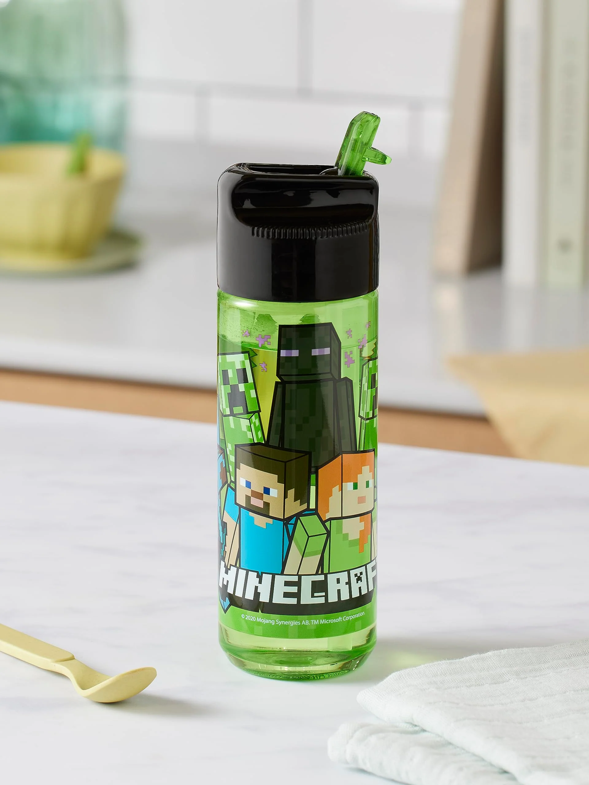Minecraft Kinderflasche 480 ml – BPA-frei & phthalatfrei, robuste Wasserflasche aus Kunststoff mit integriertem Strohhalm zum Hochklappen, leicht, auslaufsicher & ideal für Schule und Sport - Image 6