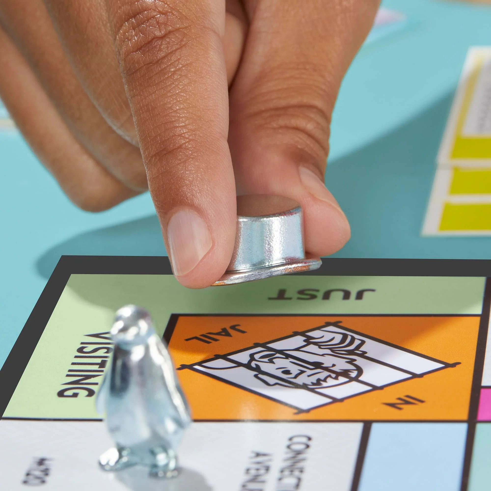 Monopoly Basisspiel mit Aufbewahrungsfach und größeren Spielfiguren - Deutsche Fassung - Image 4