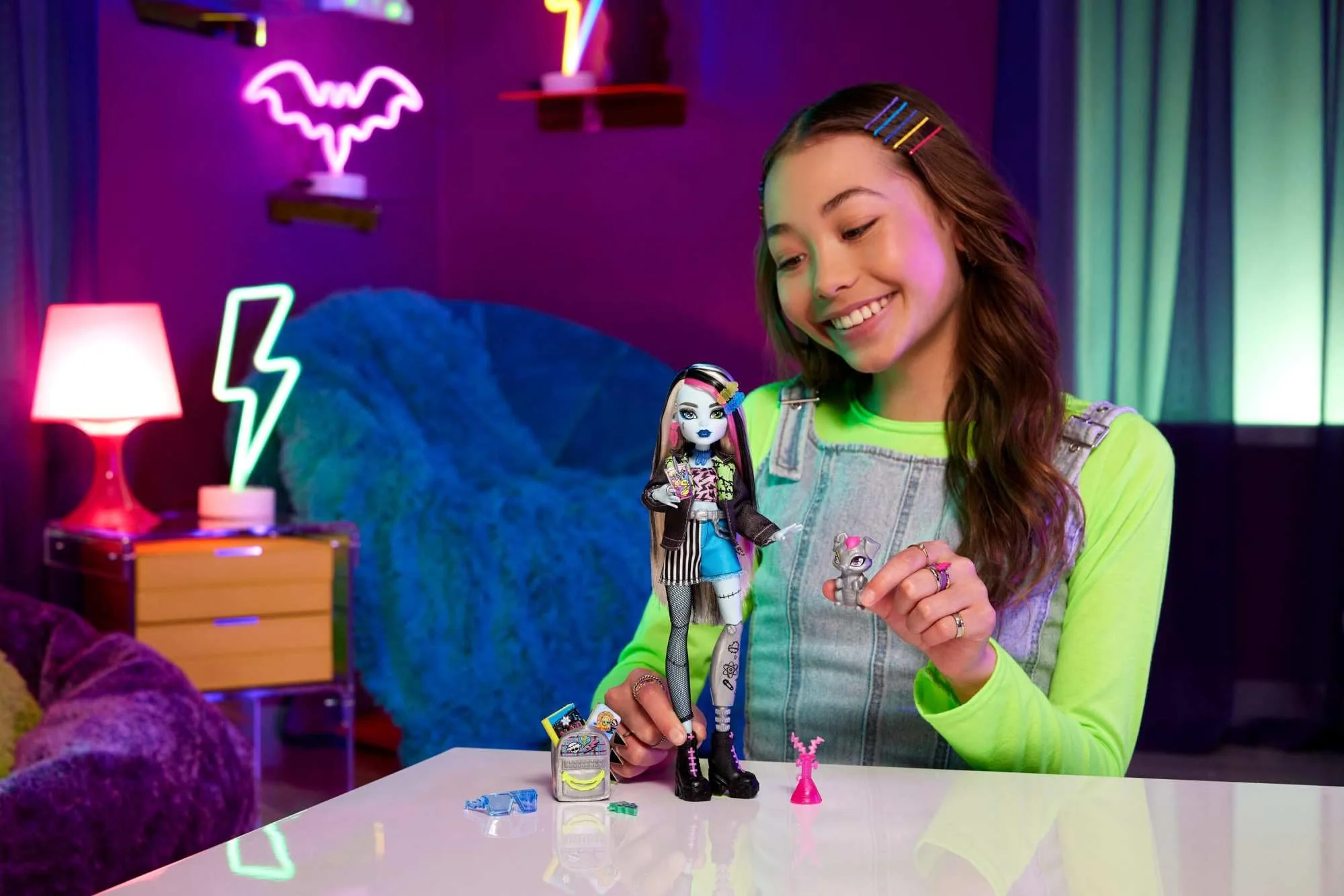 Monster High Frankie Stein-Puppe in Jeansjacke und Shorts, zum Lieferumfang gehören auch Ihr Hund Watzie und Zubehörteile wie EIN Rucksack, EIN Snack und EIN Notizbuch, HXH73 - Image 6