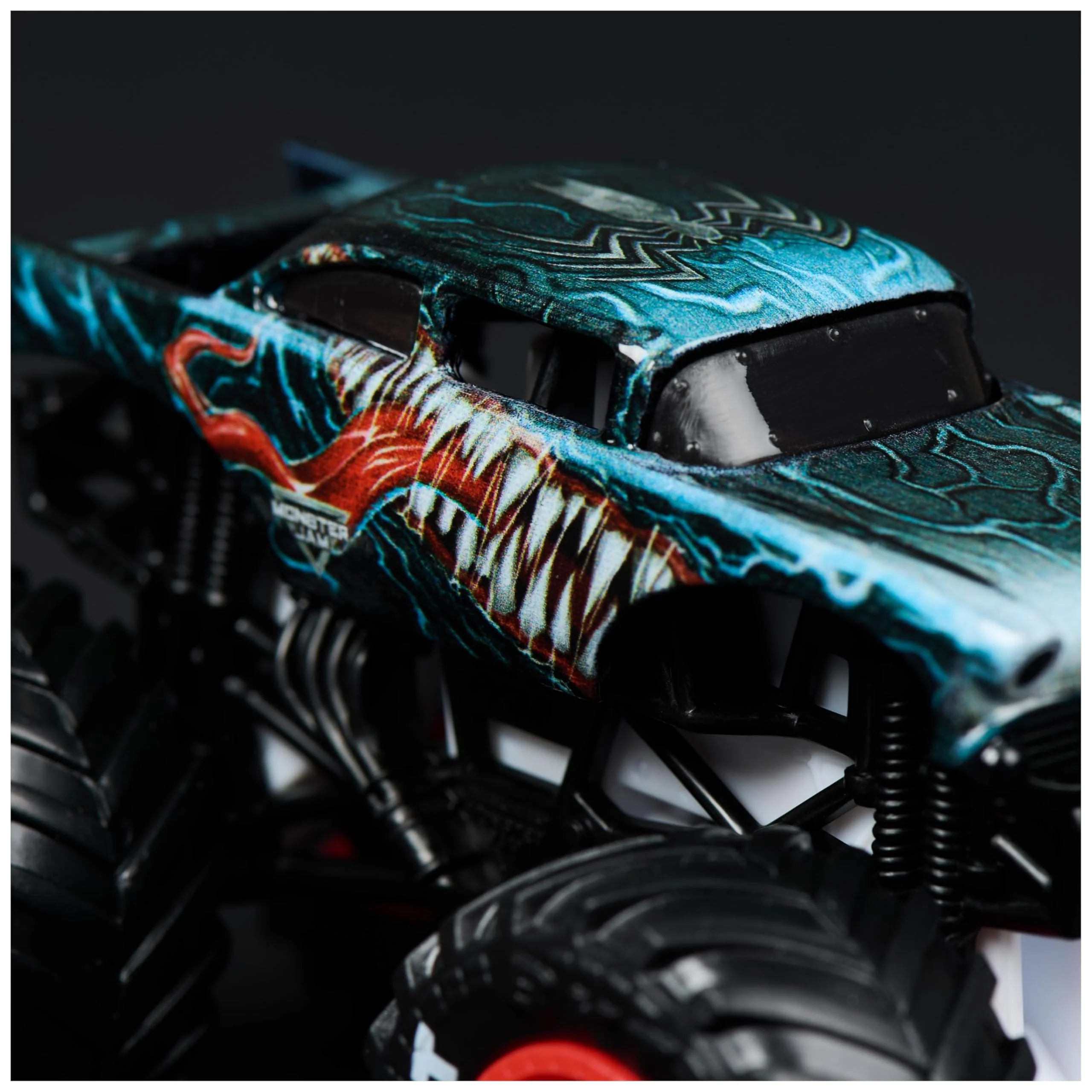 Monster Jam - Zweier-Pack Original Monster Trucks im Marvel Superhelden-Design, zum Spielen und Sammeln, Maßstab 1:64, ab 3 Jahren (Sortierung mit verschiedenen Truck-Paarungen, Zufallsauswahl) - Image 3