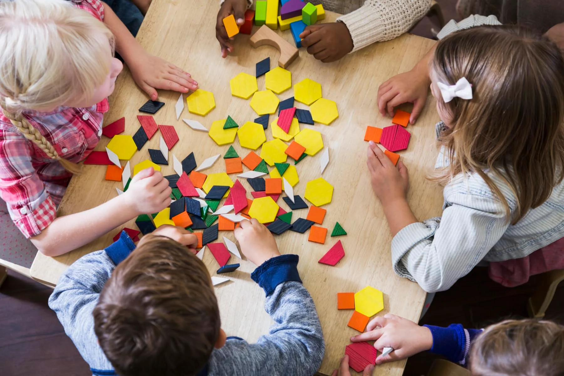 Montessori Spielzeug ab 3 4 5 6 Jahre – Tangram Kinder Geometrische Formen Holzpuzzles – 155 geometrische Formen und 24 Designkarten – Geeignet für Kinder – Pädagogisches Spielzeug Geschenk - Image 6