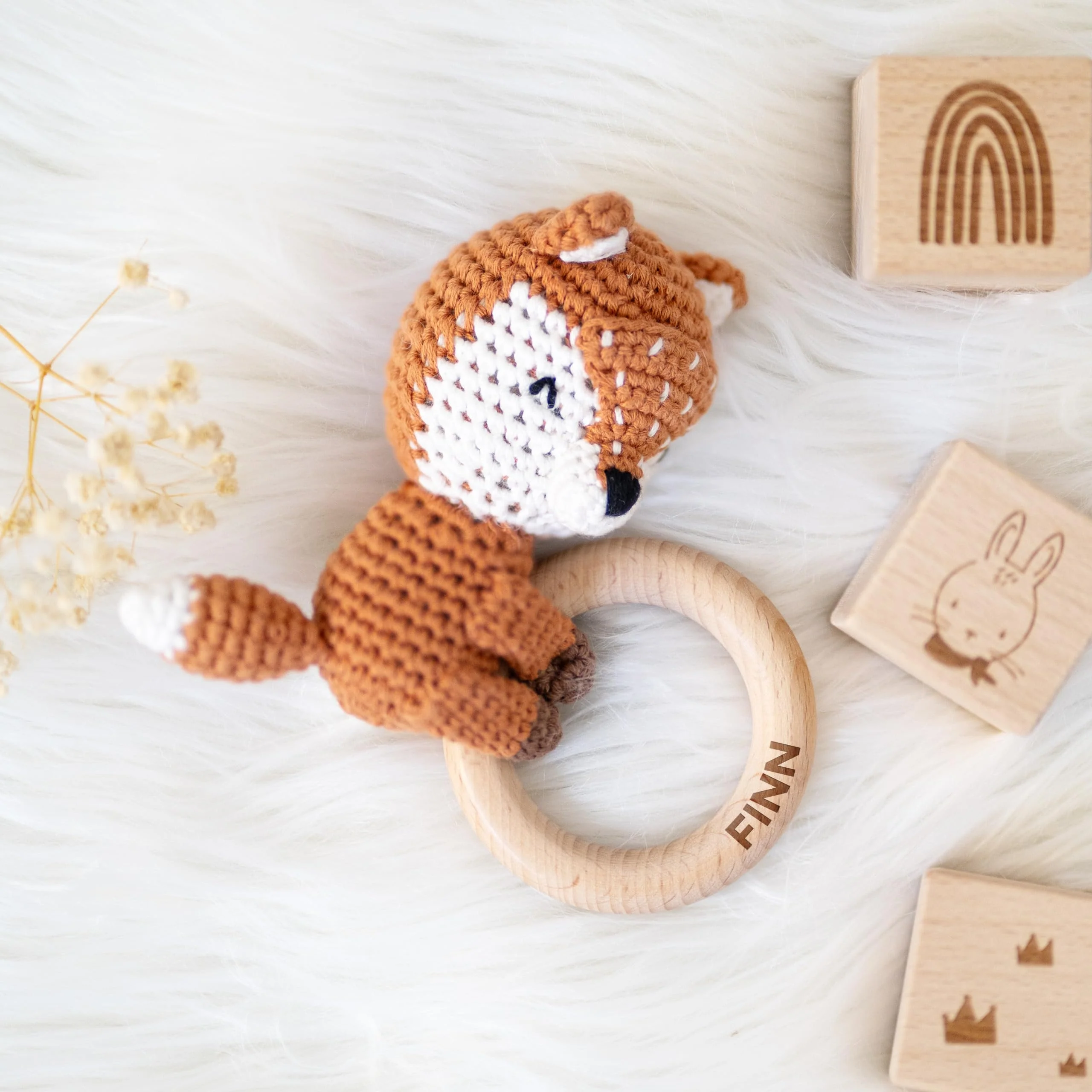 Muckelmeister Greifling personalisiert mit Namen - Holz Beißring Baby gehäkelte Tiere - Babyrassel - Babygeschenke zur Geburt für Mädchen/Jungen - kleine Geschenke für Neugeborene - Fuchs - Image 2