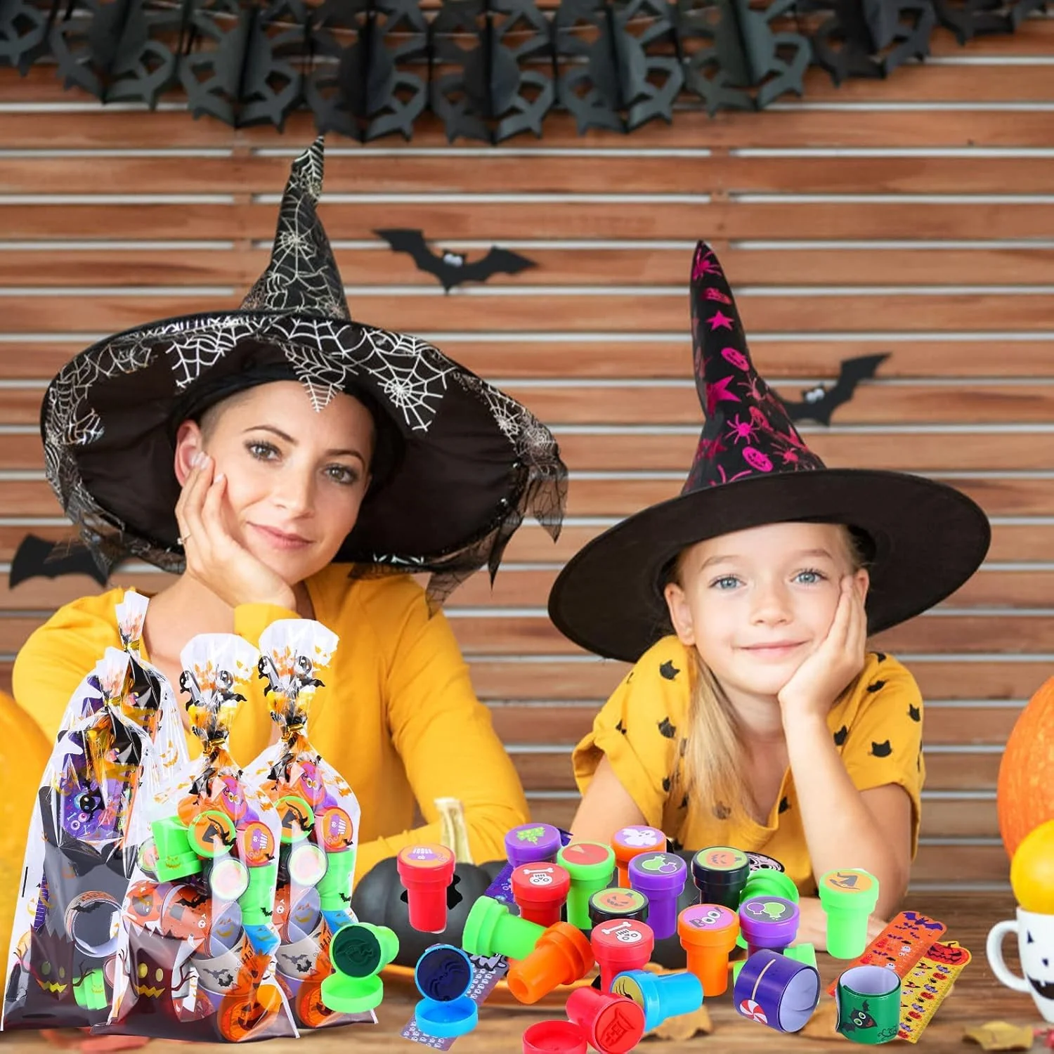 Multi-Item Halloween Party Favors für Kinder, 192 Teile Geschenkset mit Goodie Tüten, Bleistifte, Lineale, Stempel & Radiergummis in Grusel-Design für Süßes oder Saures, Schule & Klassenraum - Image 3
