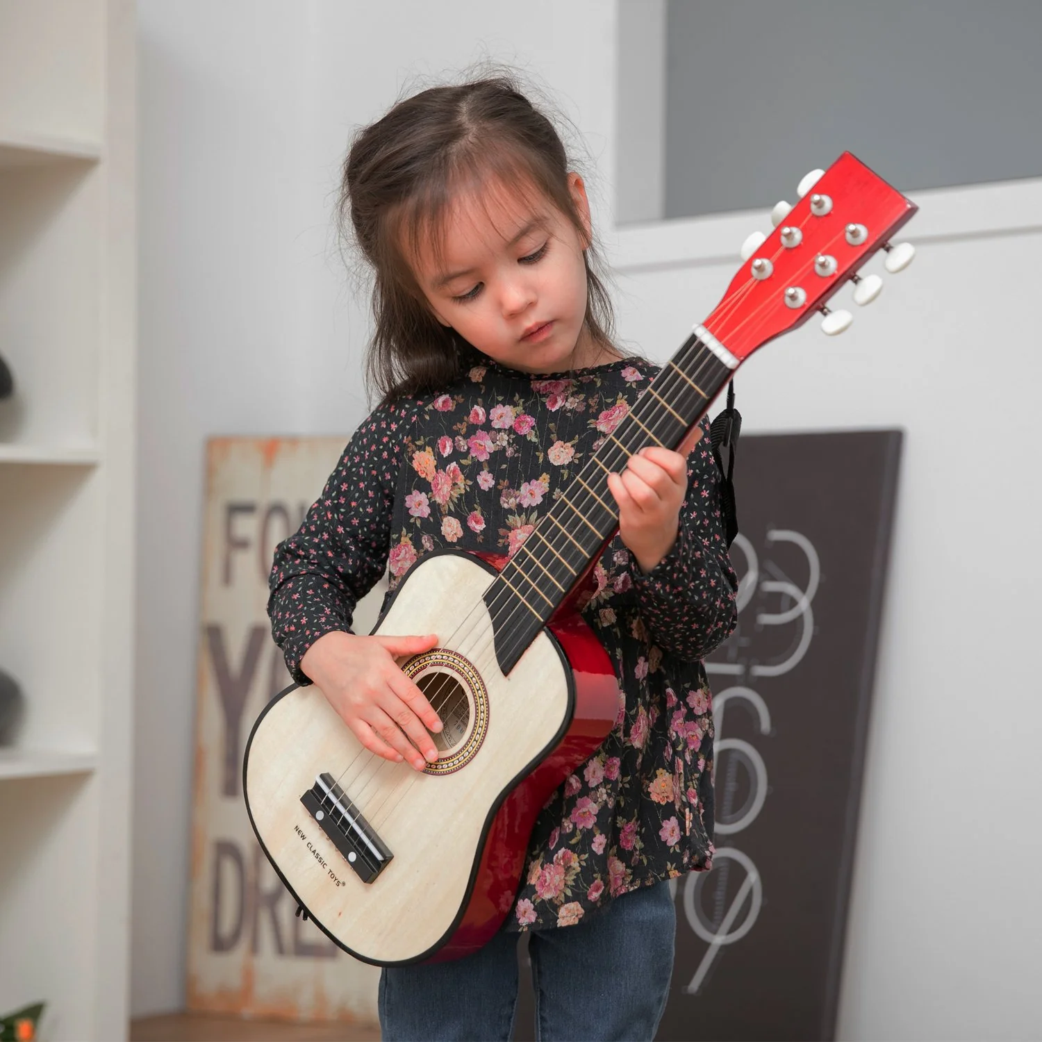 New Classic Toys - 10304 - Musikinstrument - Spielzeug Holzgitarre - Deluxe - Naturell, Kinder (Unisex) - Image 6