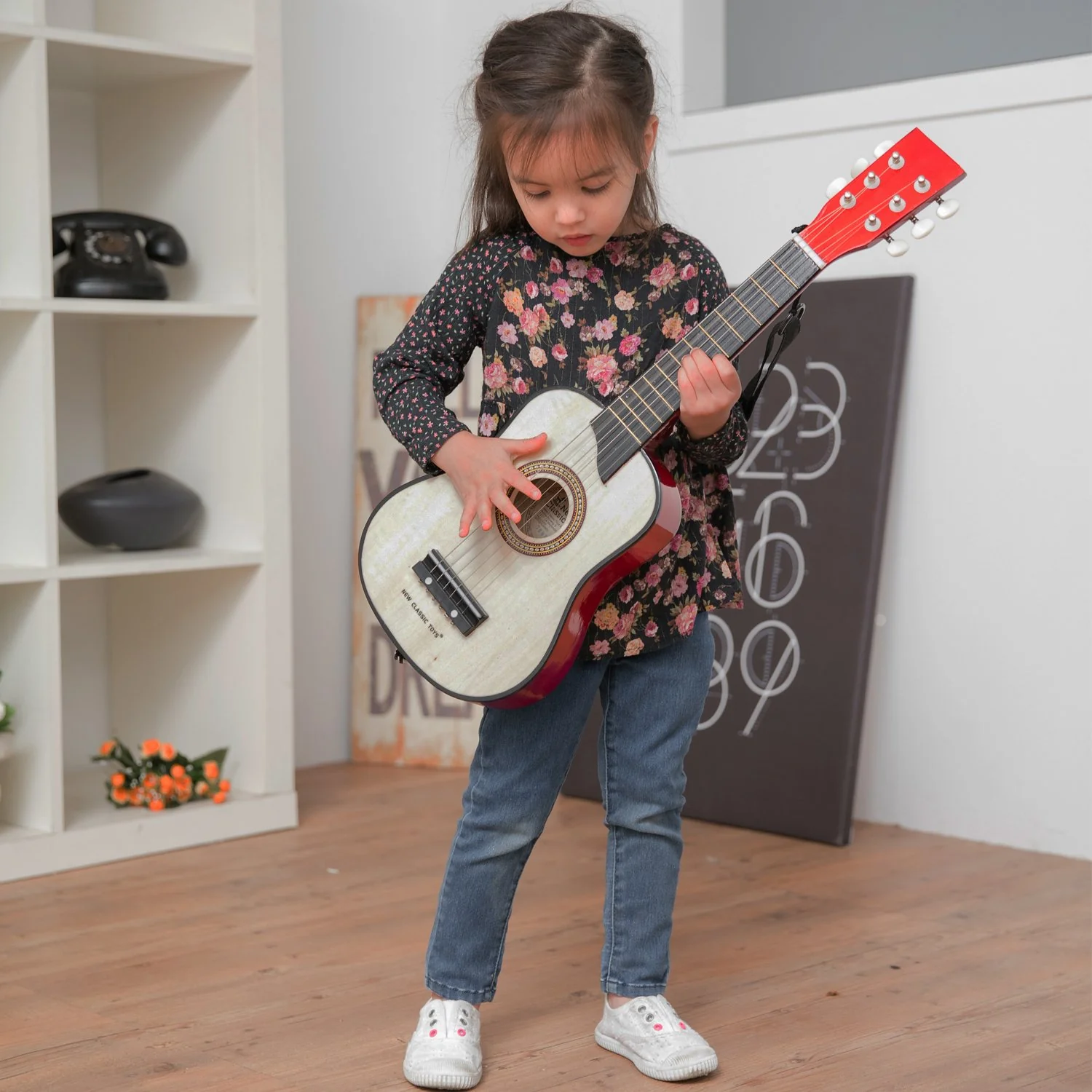 New Classic Toys - 10304 - Musikinstrument - Spielzeug Holzgitarre - Deluxe - Naturell, Kinder (Unisex) - Image 7