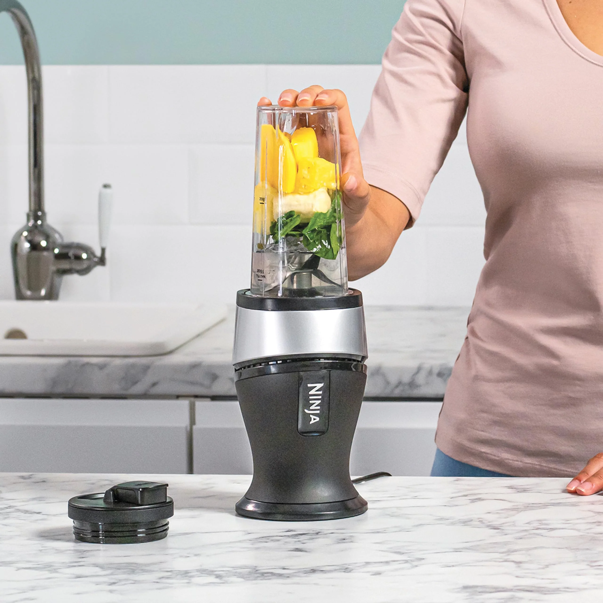 Ninja 700W Slim Mixer & Smoothie Maker, 2x 470ml Becher mit Ausgussdeckel, persönlicher Mixer, Zerkleinert Eis & Gefrorenes Obst, Silber/Schwarz QB3001UKS - Image 6