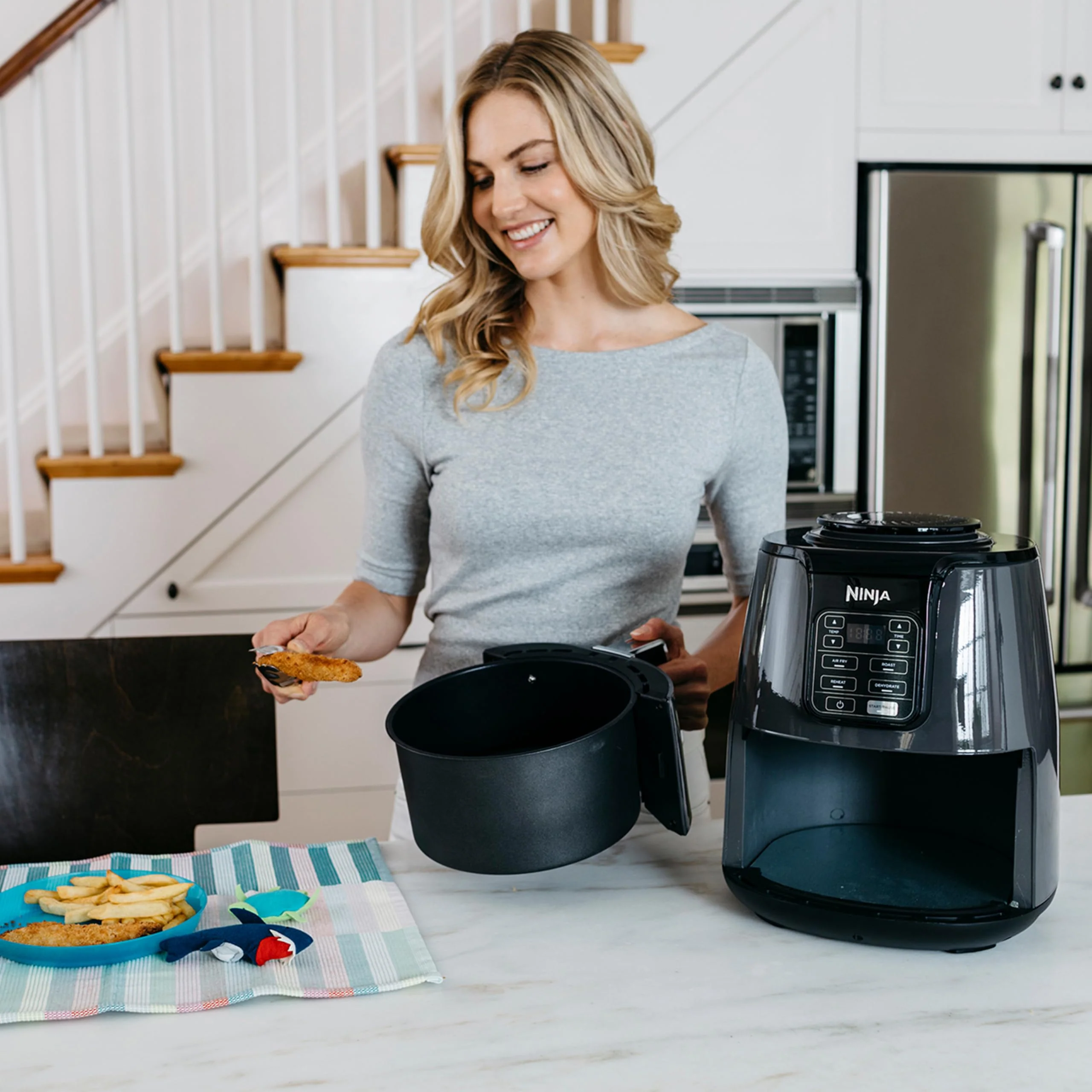 Ninja Air Fryer Heißluftfritteuse, 3,8L Airfyer, Antihaftbeschichtung, spülmaschinenfester Korb, 2-4 Portionen, digital, 4-in-1, Grau & Schwarz, AF100EU - Image 7