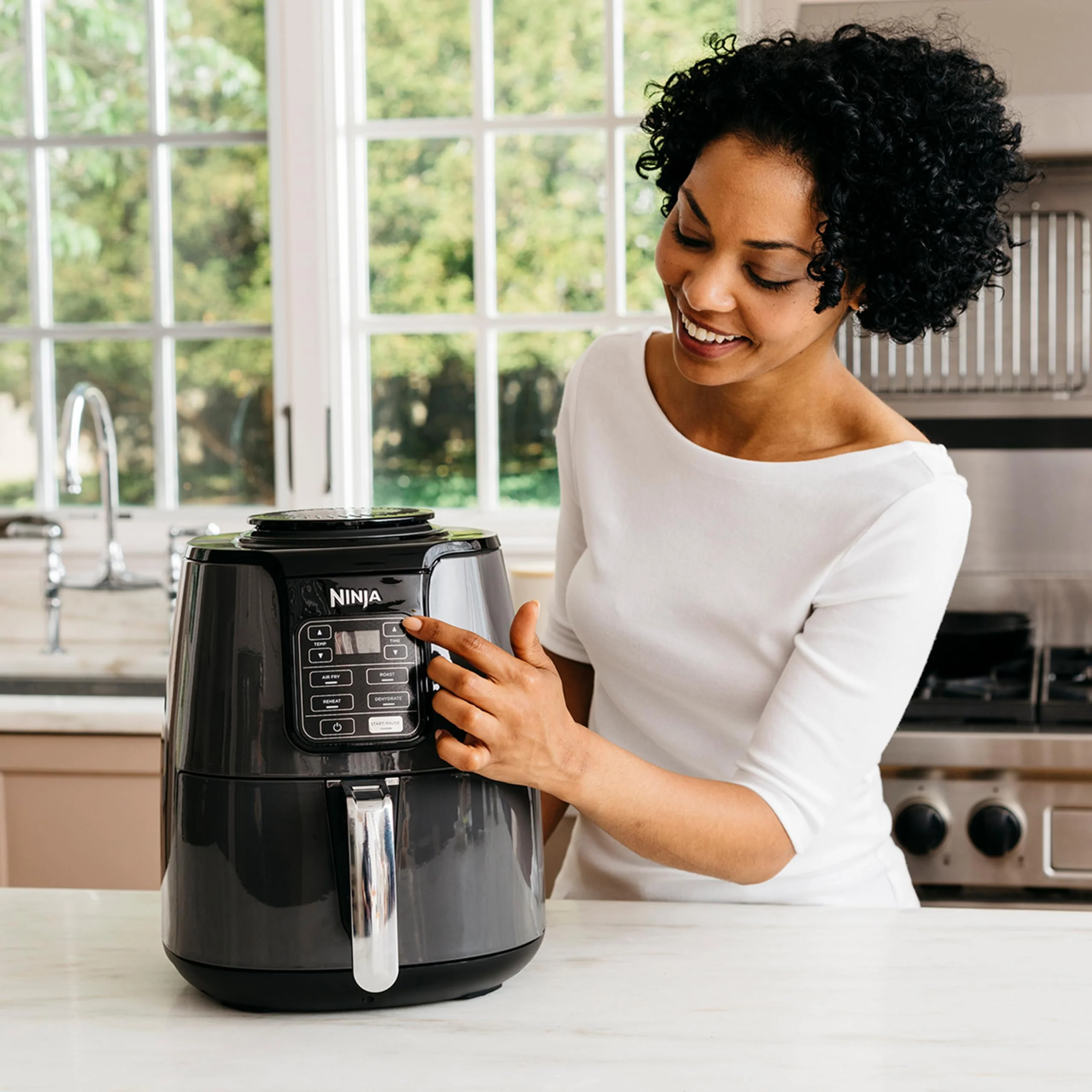Ninja Air Fryer Heißluftfritteuse, 3,8L Airfyer, Antihaftbeschichtung, spülmaschinenfester Korb, 2-4 Portionen, digital, 4-in-1, Grau & Schwarz, AF100EU - Image 8