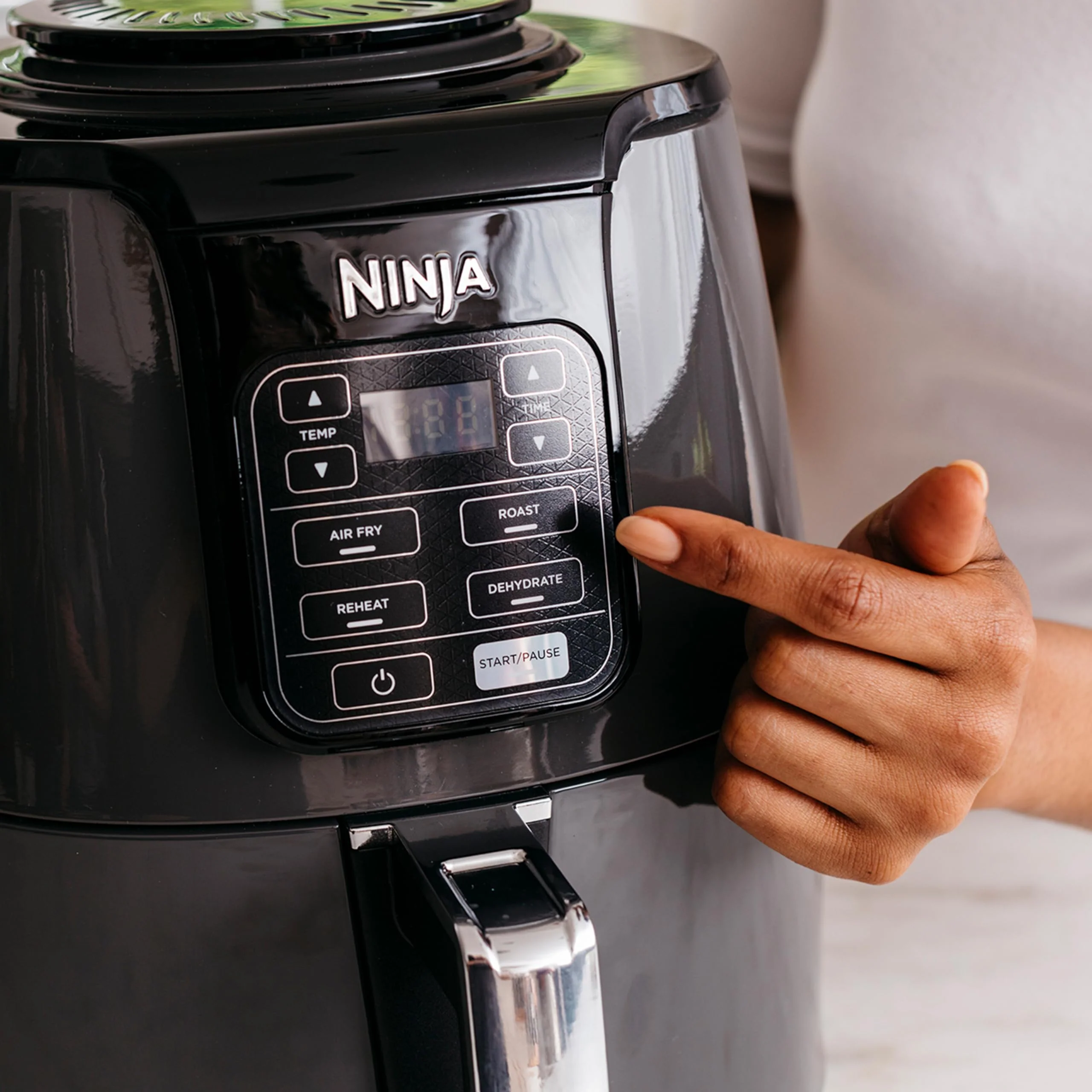 Ninja Air Fryer MAX Heißluftfritteuse, 5,2L Airfryer, Familiengröße, Antihaftbeschichtung, spülmaschinenfester Korb, 6-in-1, Grau & Schwarz, AF160EU