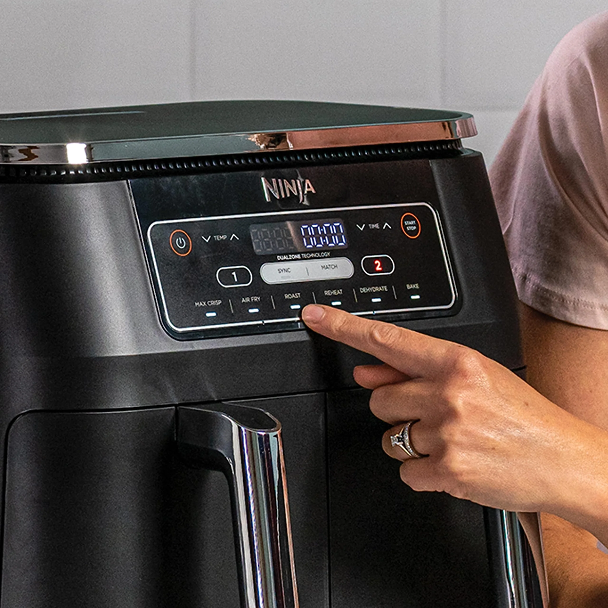 Ninja Foodi Dual Zone Digitale Heißluftfritteuse, 7,6L Airfryer, 2 Fächer, Antihaftbeschichtung, spülmaschinenfeste Körbe, 6-in-1, 4-6 Portionen, Schwarz AF300EU - Image 5