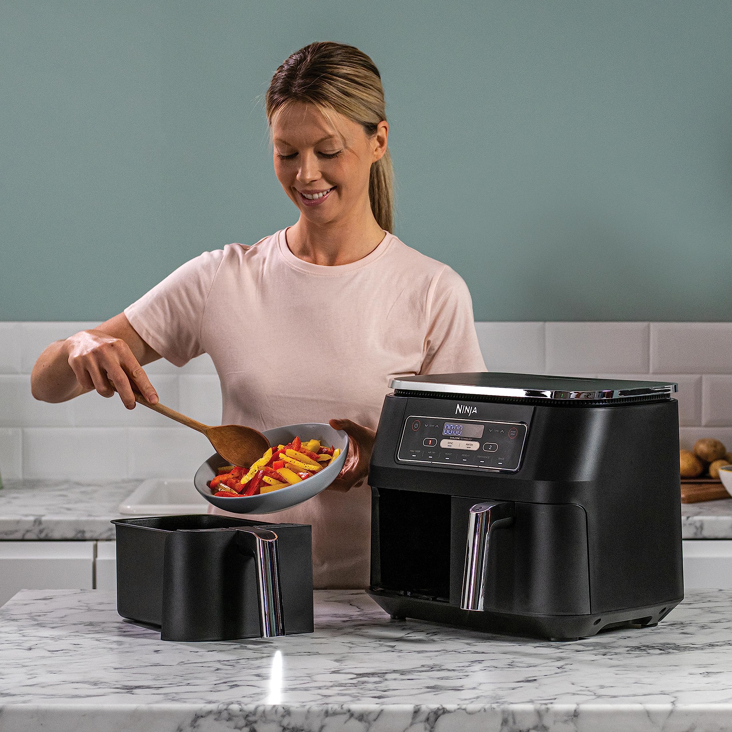 Ninja Foodi Dual Zone Digitale Heißluftfritteuse, 7,6L Airfryer, 2 Fächer, Antihaftbeschichtung, spülmaschinenfeste Körbe, 6-in-1, 4-6 Portionen, Schwarz AF300EU - Image 6