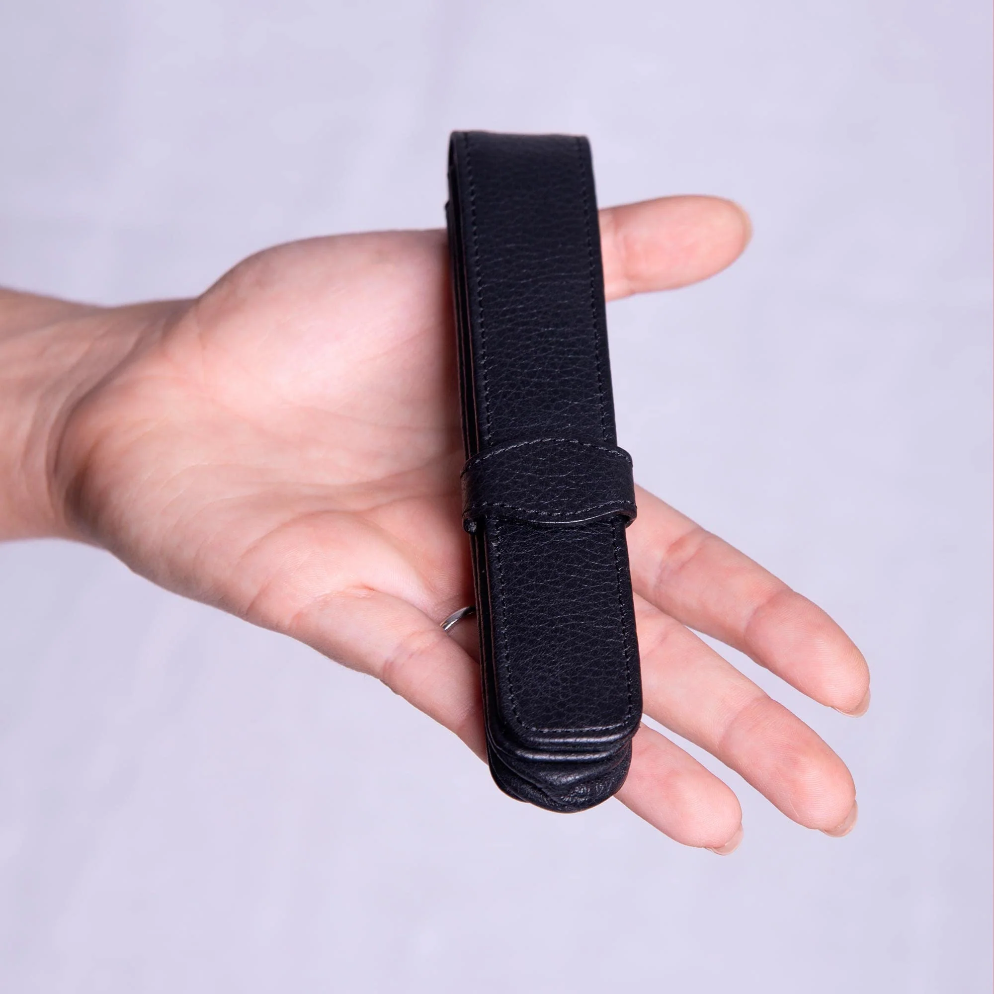 Online Lederetui Schwarz für einen Stift, Kugelschreiber-Etui, für Schreibgeräte Aller Marken, Echtleder, Geschenkidee Füller Leder-Etui, Maße: (LxBxH) 14,5 x 2,5 x 2,5 cm - Image 4