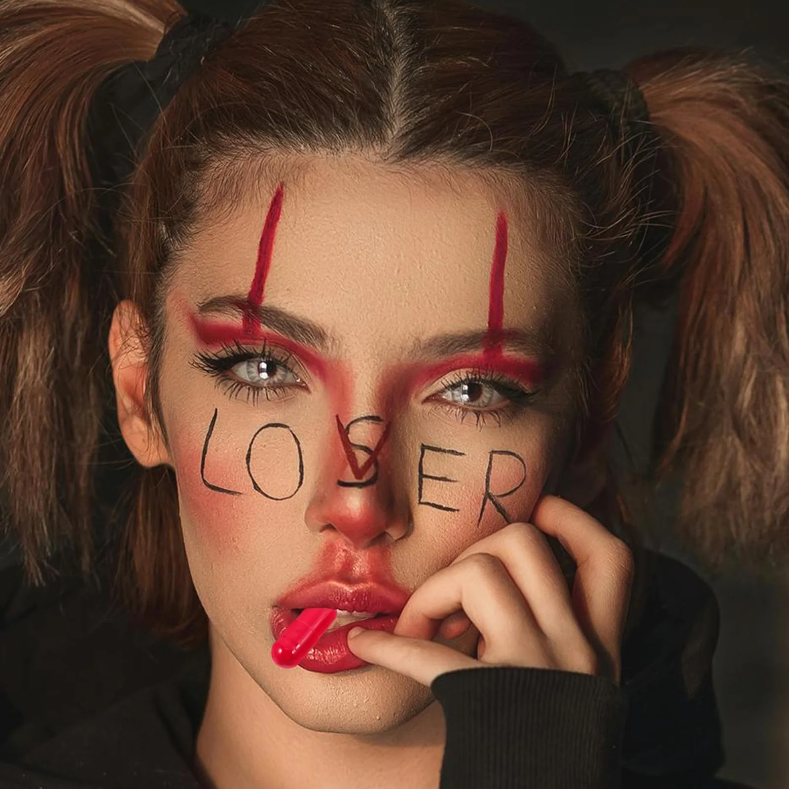 Operitacx 24 Stück künstliche Blutkapseln, lustige Witzkapseln, künstliche Blutpillen Vampir, sichere Halloween-Make-up-Bluten für die Kreation von gruseligem Halloween - Image 6