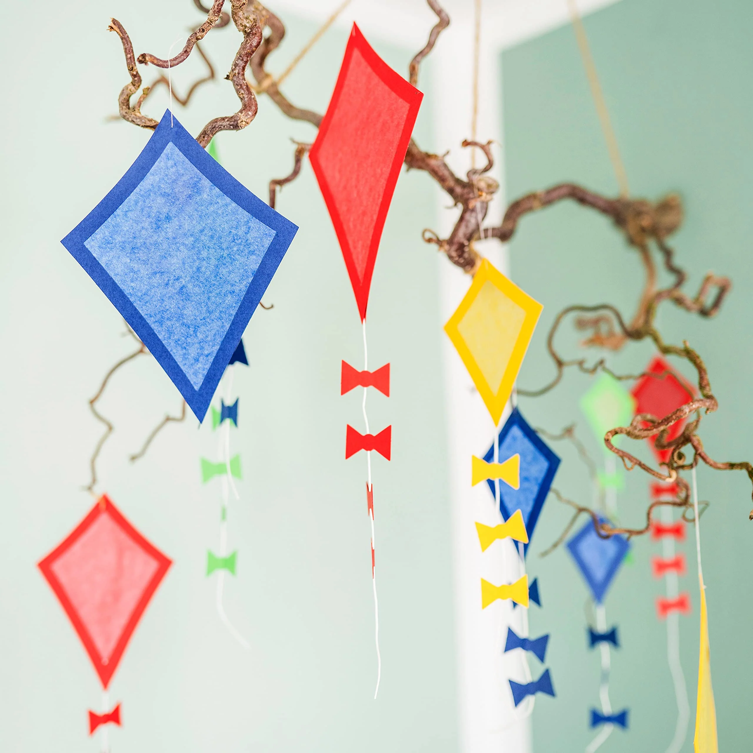 Papierdrachen Fensterbilder - 24 vorgestanzte Drachen zum Basteln für Kinder - Herbstbasteln mit Tonkarton und Transparentpapier - Set 2 - Image 5