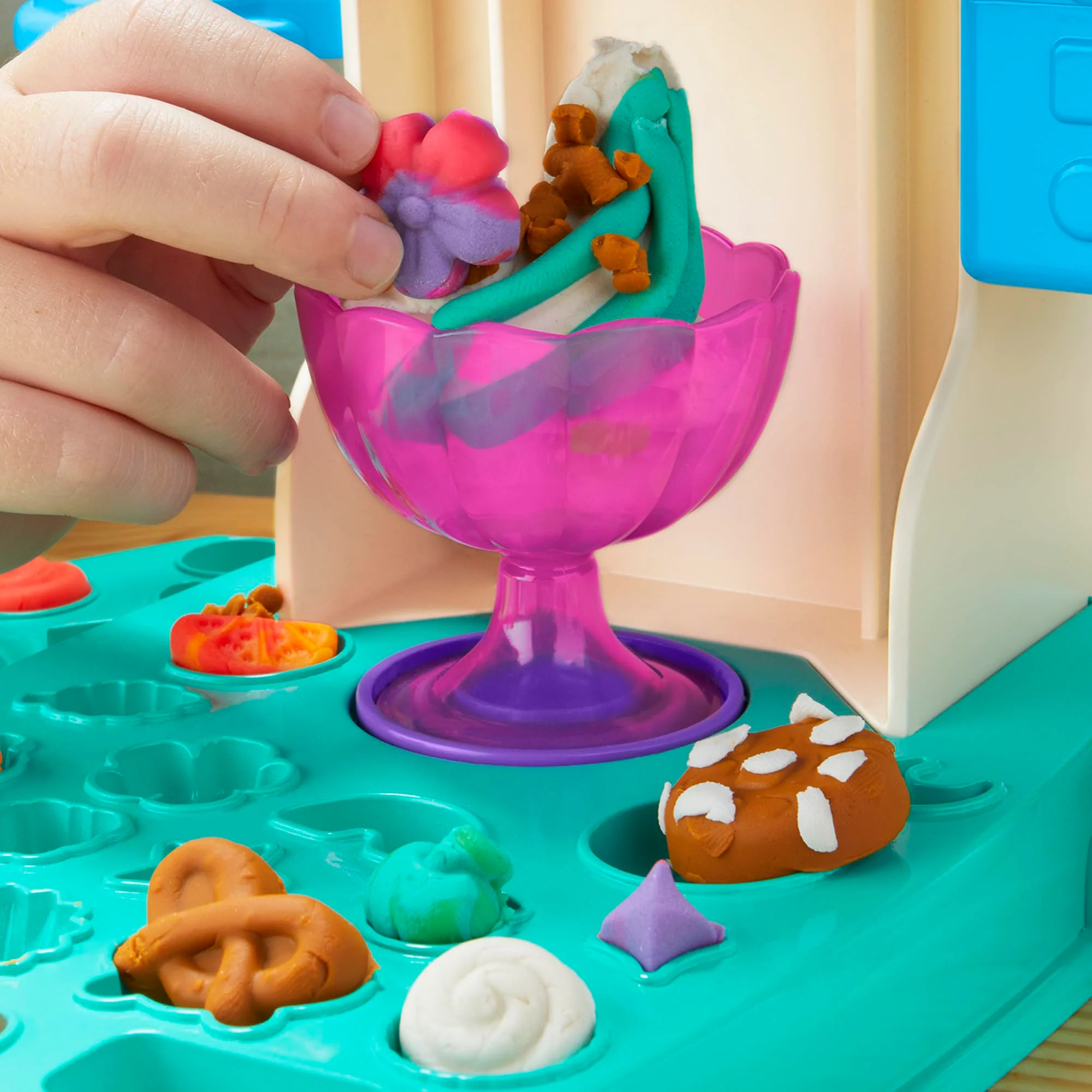 Play-Doh Bunte Regenbogen Eismaschine, 2 x 56g einfarbig & 3 x 56g zweifarbig, Spielküchen-Set mit Zubehör, kreatives Spielen für Kinder ab 3 Jahren - Image 6
