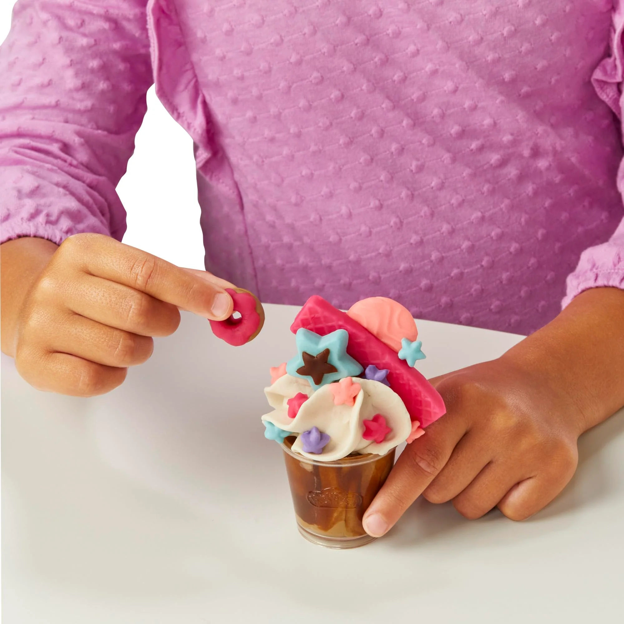 Play-Doh Kitchen Creations Knetspaß Café, Bastel-Set mit Spielzeug-Kaffeemaschine mit 20 Accessoires und 8 Dosen zweifarbige Knete, kreatives für Kinder ab 3 Jahren - Image 4
