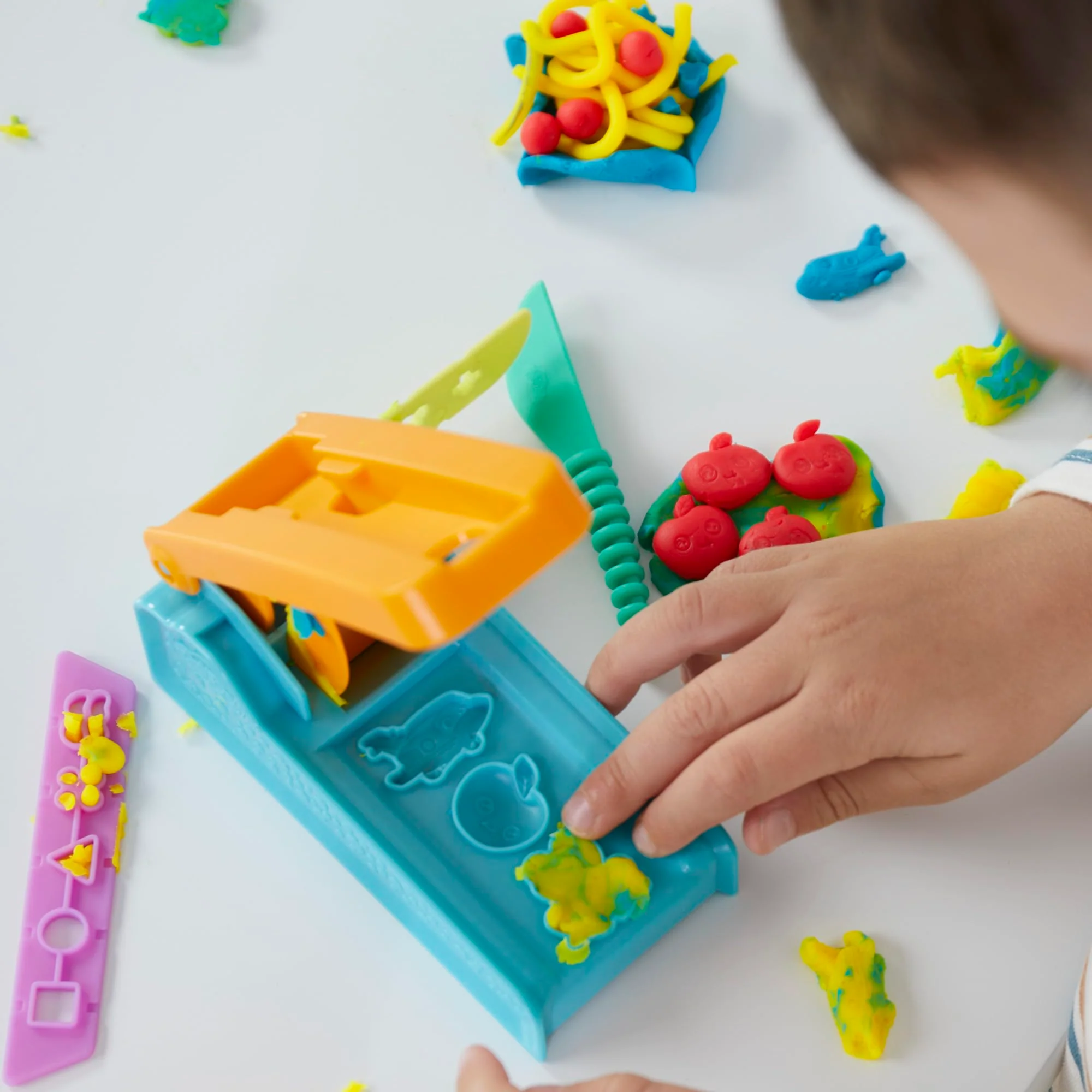 Play-Doh Knetwerk Starter Set, 3 x 56 g Dosen bunter Knetmasse, 2 Accessoires und Förmchenmaschine, Bastel-Set zum Formen und Entdecken, kreatives für Kinder ab 3 Jahren - Image 11