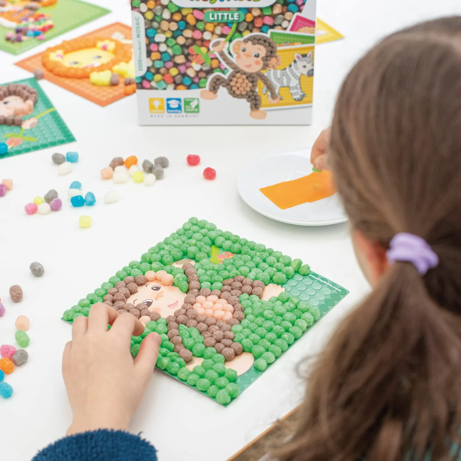 Playmais MOSAIC Little Zoo Kreativ-Set zum Basteln für Kinder ab 3 Jahren | Über 2.300 Stück & 6 Mosaik Klebebilder mit Zootieren | Fördert Kreativität & Feinmotorik | Natürliches Spielzeug - Image 9