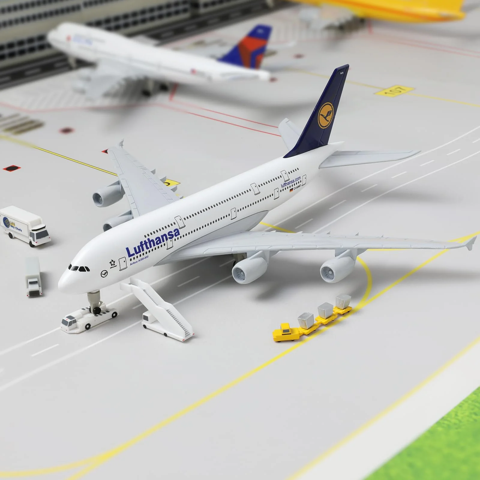 QIYUMOKE 1/300 Metallflugzeugmodell für Lufthansa A380 mit Ständer (7.5 Zoll), geeignet für Luftfahrtbegeisterte als Geschenk oder Ausstellungsdekoration - Image 7