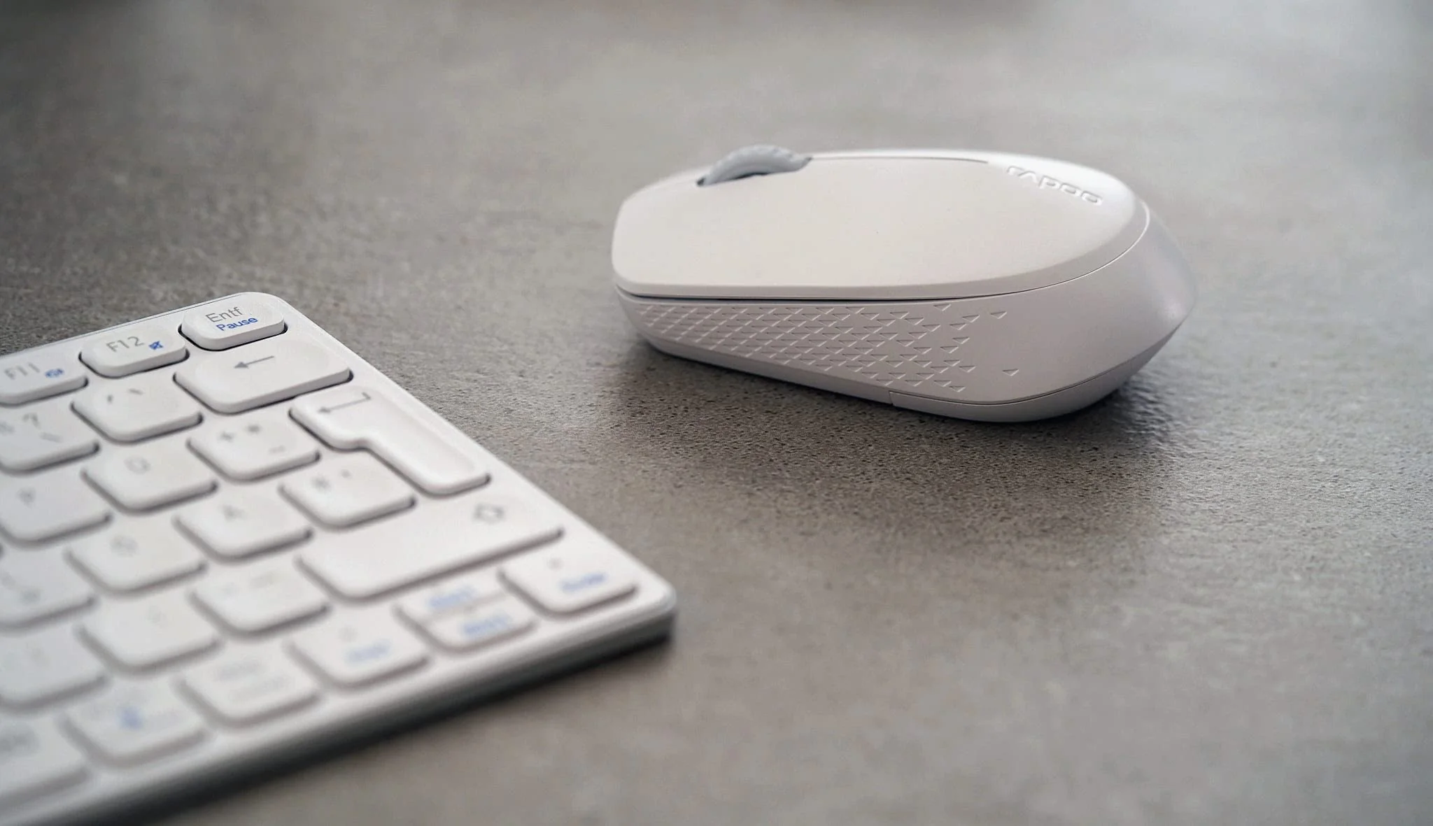 Rapoo 9600M kabelloses Tastatur-Maus Set Wireless Deskset 1300 DPI Sensor wiederaufladbarer Akku flaches Aluminium Design DE-Layout QWERTZ PC & Mac - weiß