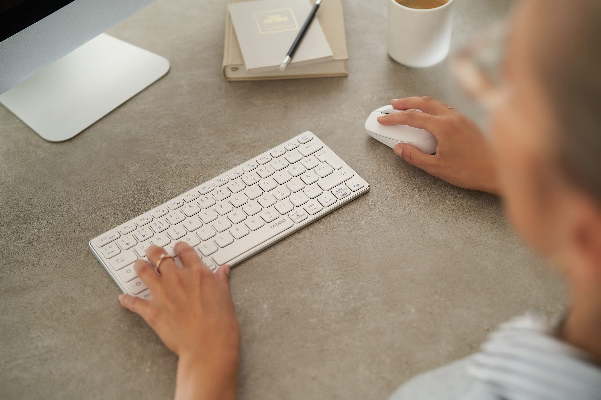 Rapoo 9600M kabelloses Tastatur-Maus Set Wireless Deskset 1300 DPI Sensor wiederaufladbarer Akku flaches Aluminium Design DE-Layout QWERTZ PC & Mac - weiß - Image 4